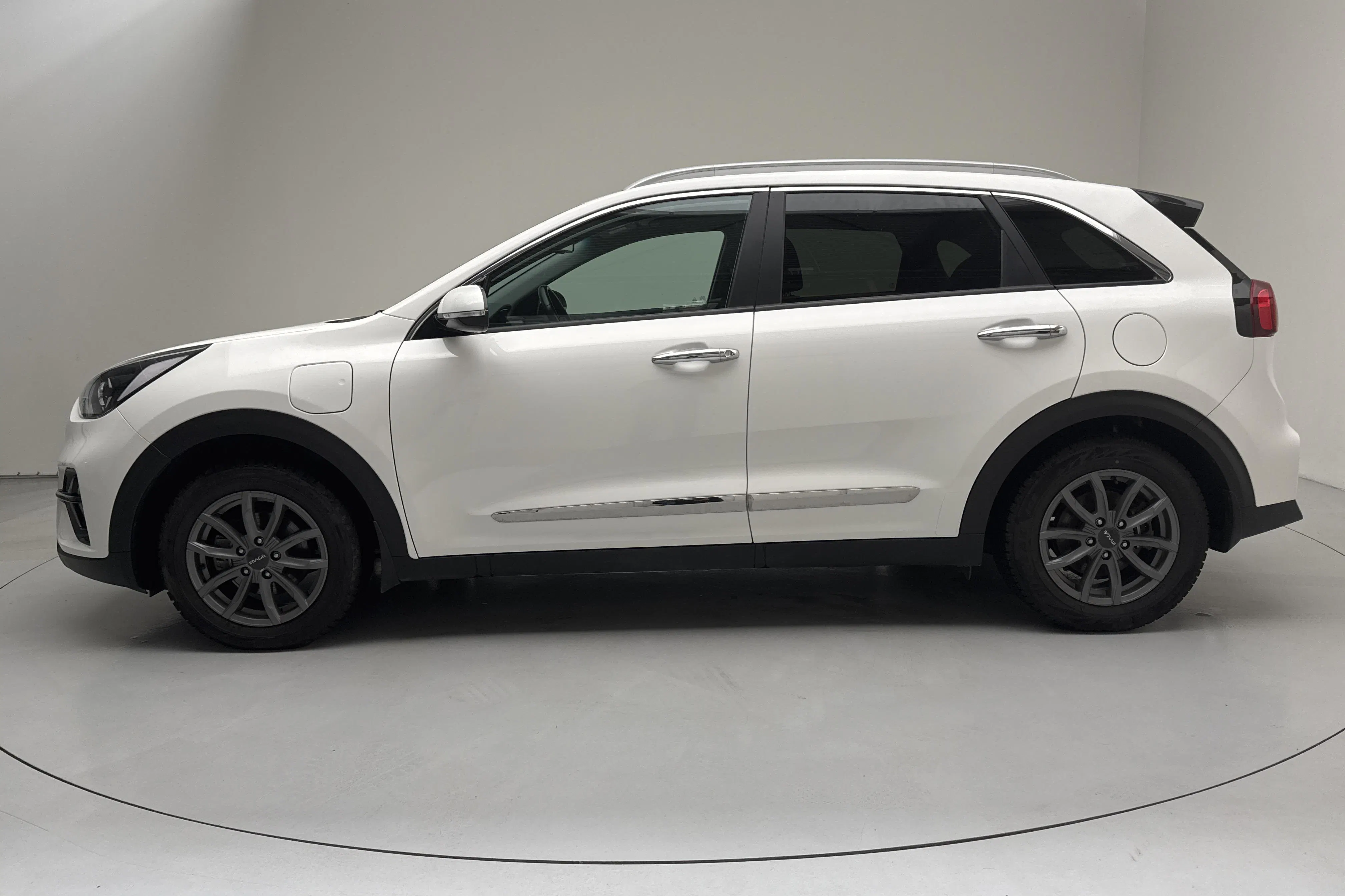 Presentationsfoto 2 av 17: KIA Niro Plug-in Hybrid 1.6 (141hk) - 1 275 mil - Automat - vit - 2022