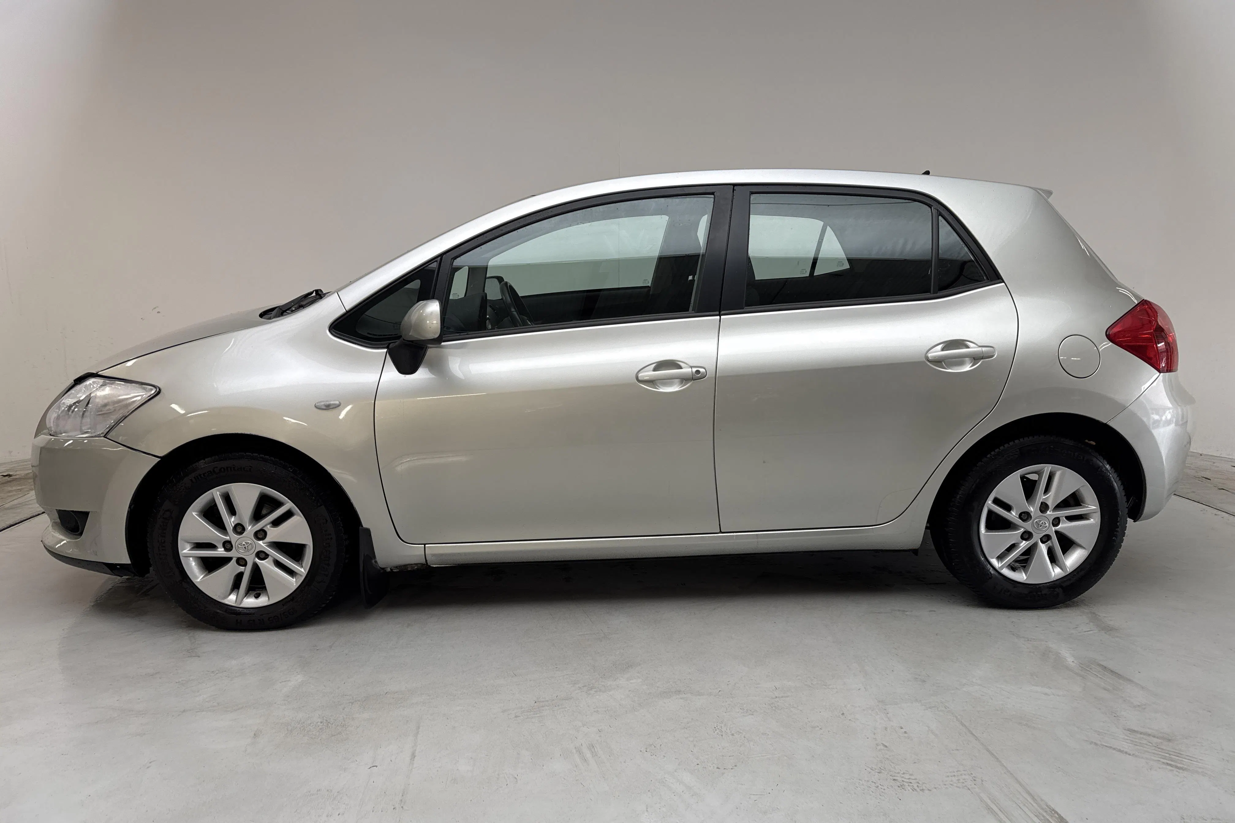 Presentation photo 2 of 12: Toyota Auris 1.6 VVT-i 5dr (124hk) - 190 270 km - Manual - silver - 2007