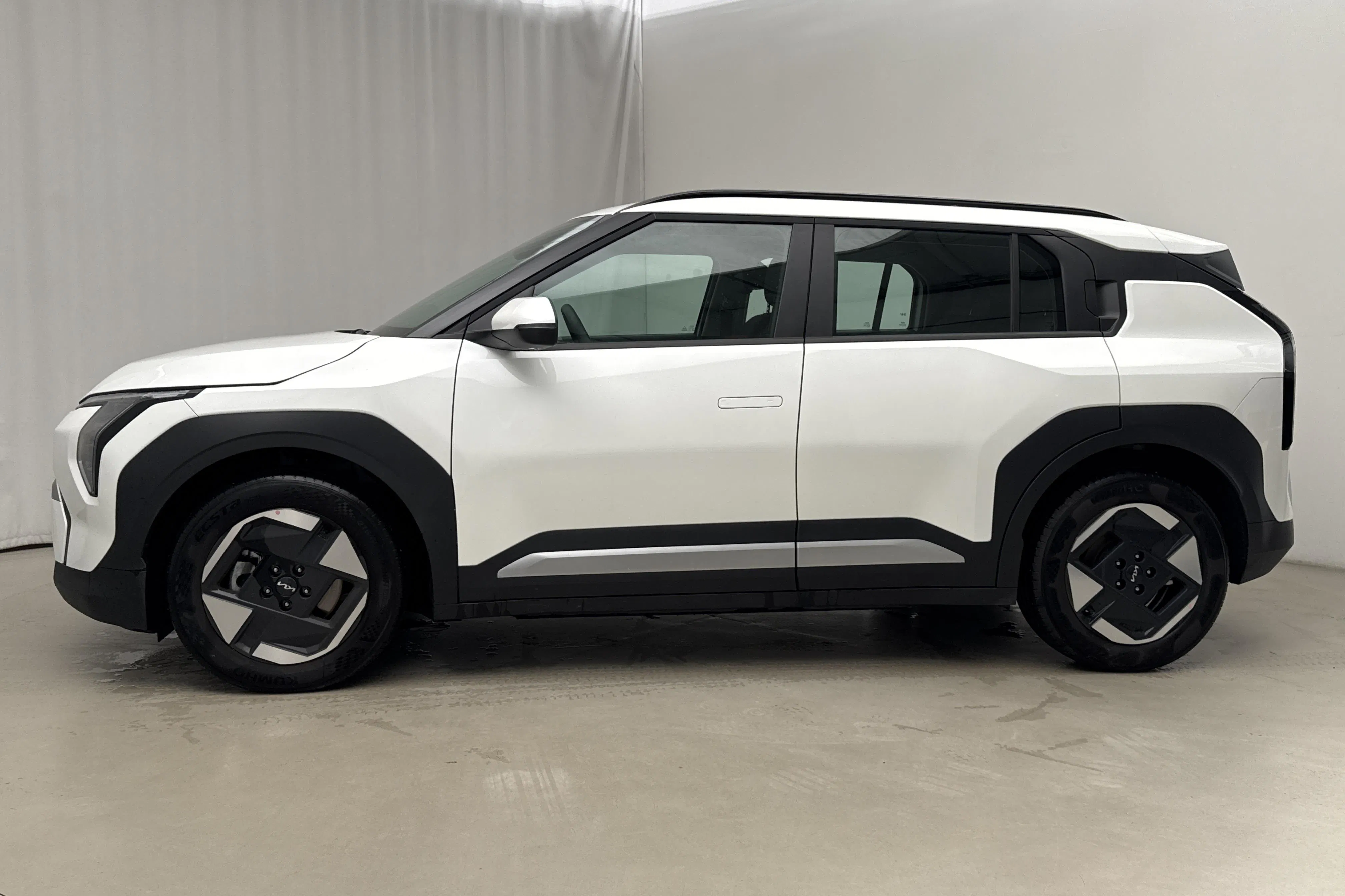 Presentationsfoto 2 av 19: KIA EV3 Standard Range 58kWh (204hk) - 817 mil - Automat - vit - 2026