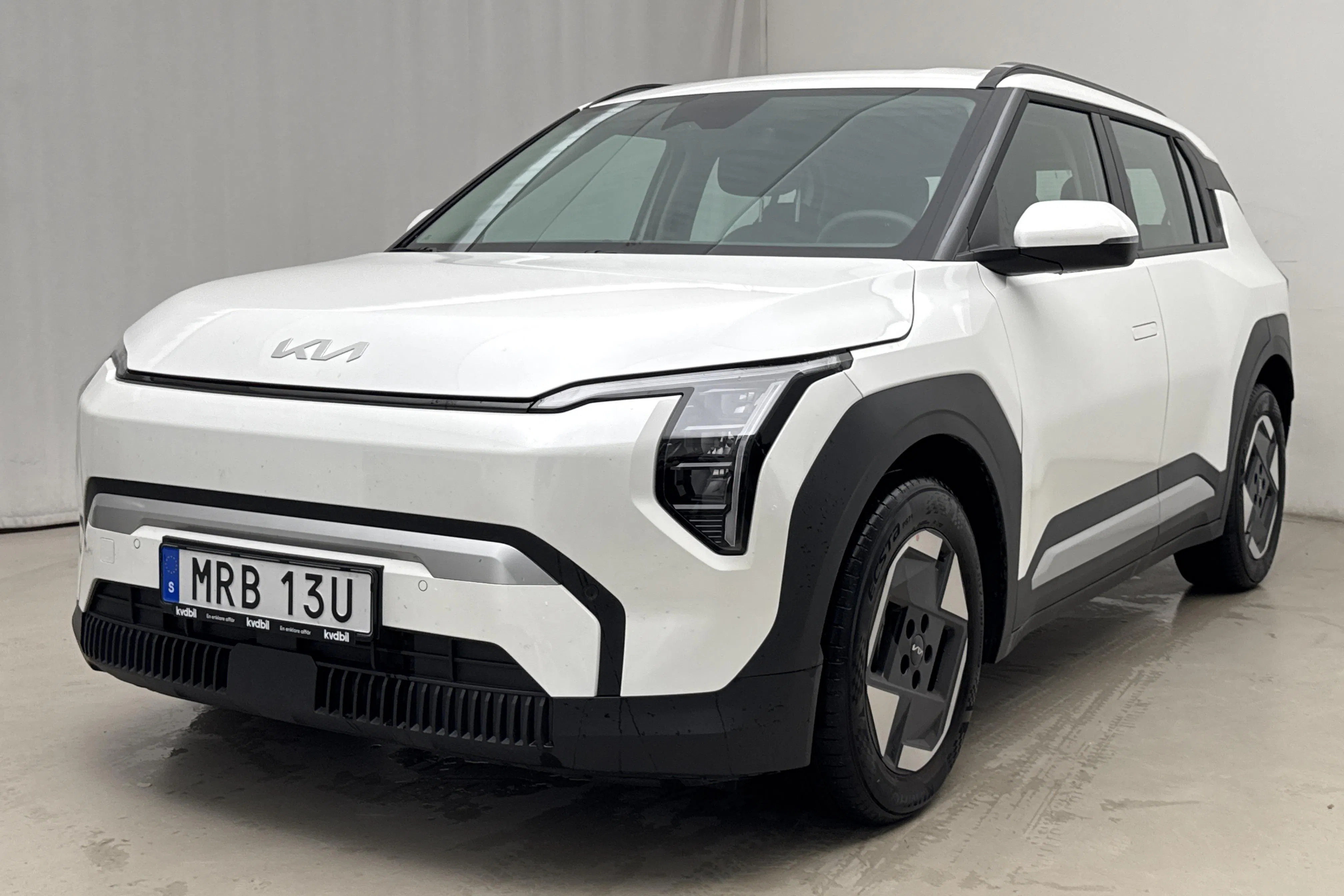 Presentationsfoto 1 av 19: KIA EV3 Standard Range 58kWh (204hk) - 817 mil - Automat - vit - 2026