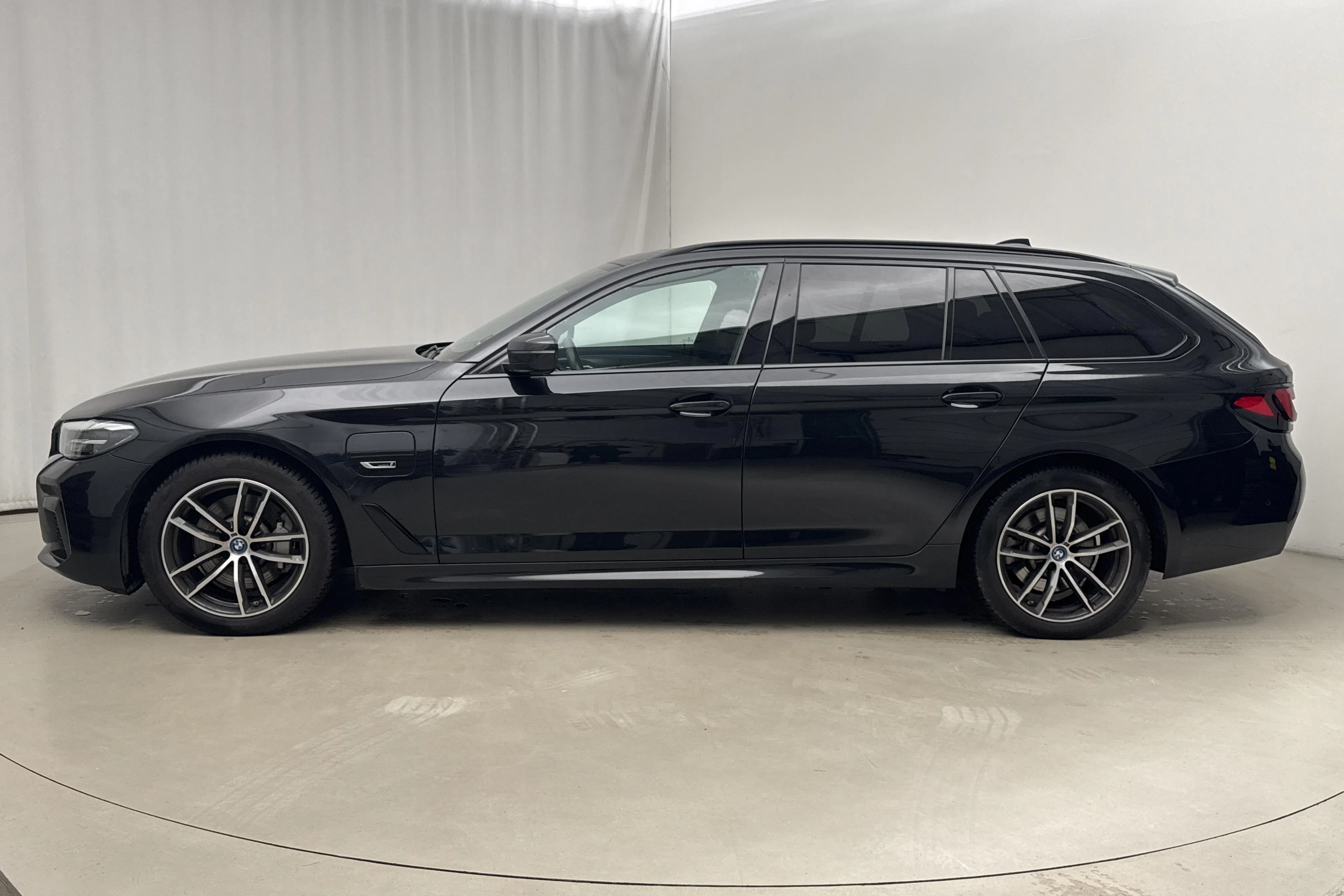 Presentationsfoto 2 av 18: BMW 530e xDrive Touring, G31 12kWh LCI (292hk) - 8 350 mil - Automat - svart - 2024