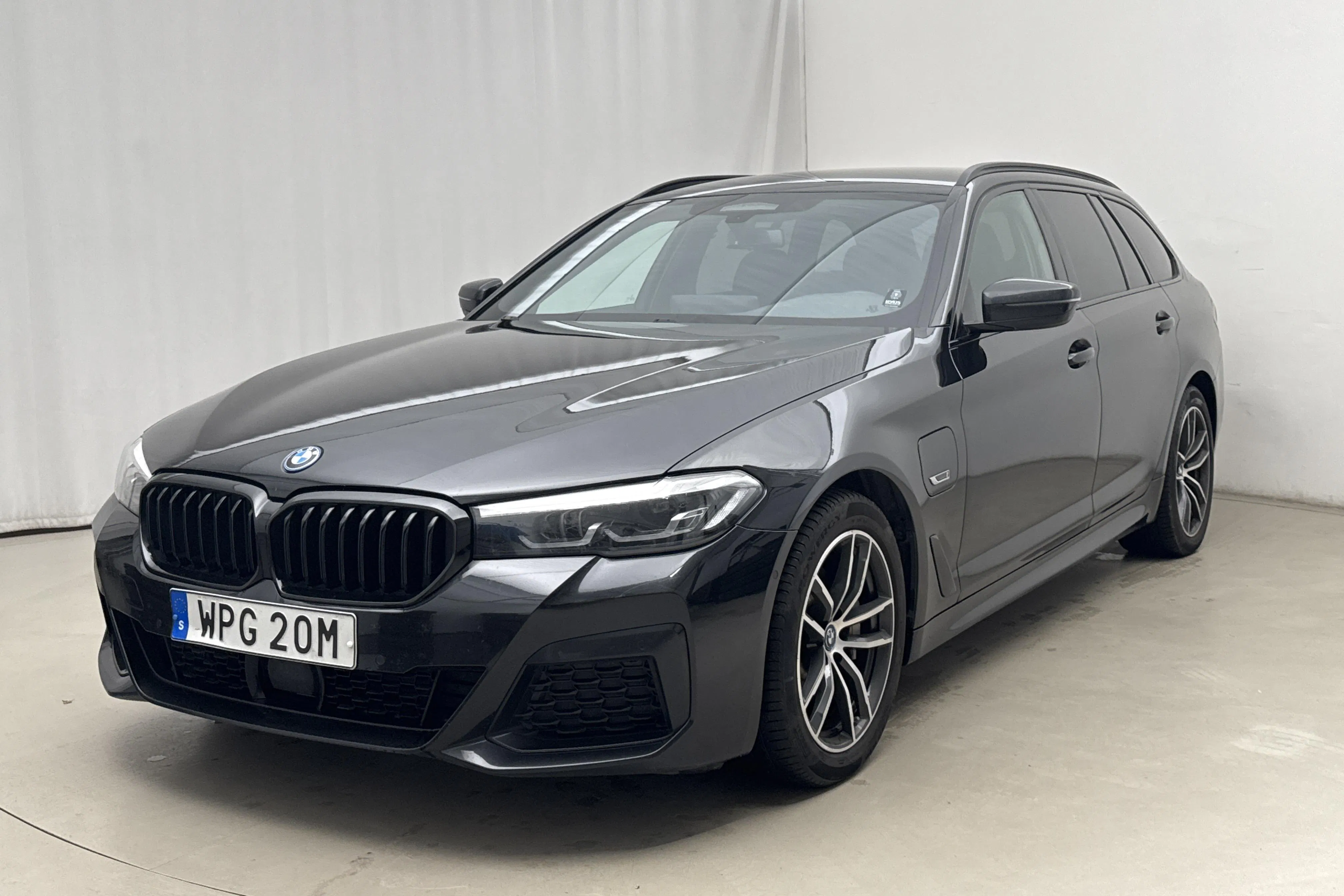Presentationsfoto 1 av 18: BMW 530e xDrive Touring, G31 12kWh LCI (292hk) - 8 350 mil - Automat - svart - 2024