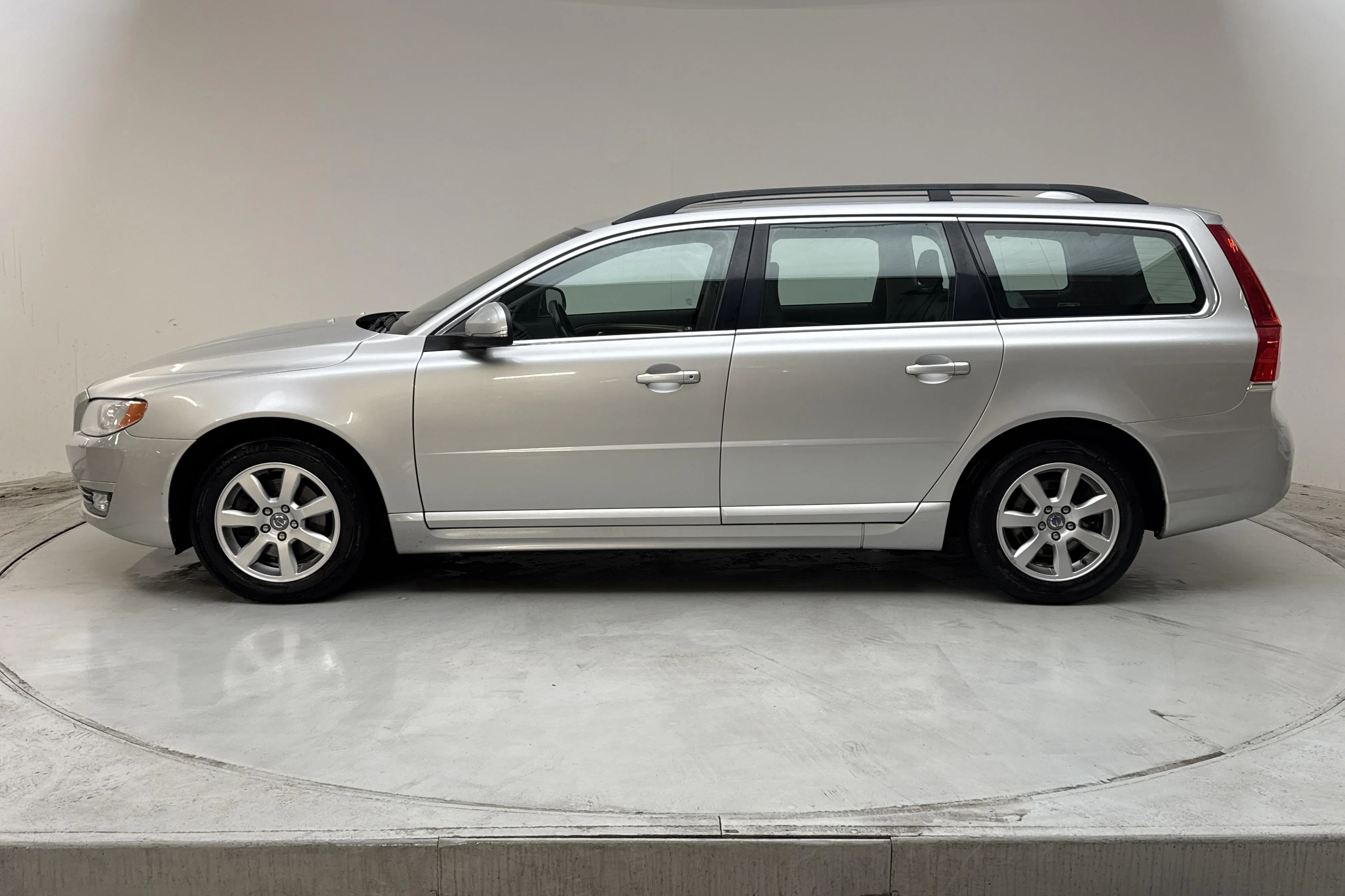 Presentationsfoto 2 av 15: Volvo V70 II D4 (181hk) - 20 498 mil - Automat - silver - 2014
