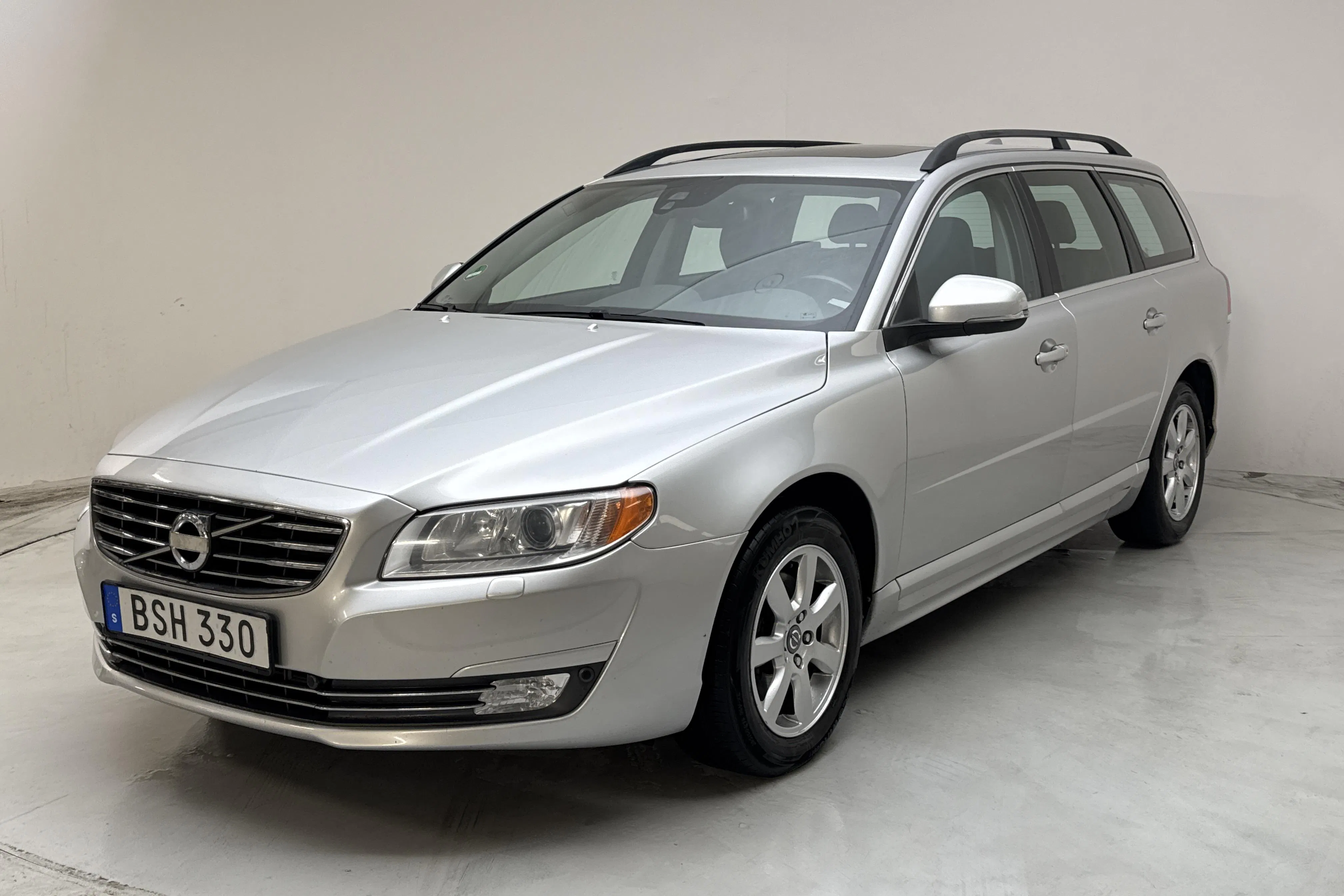 Presentationsfoto 1 av 15: Volvo V70 II D4 (181hk) - 20 498 mil - Automat - silver - 2014