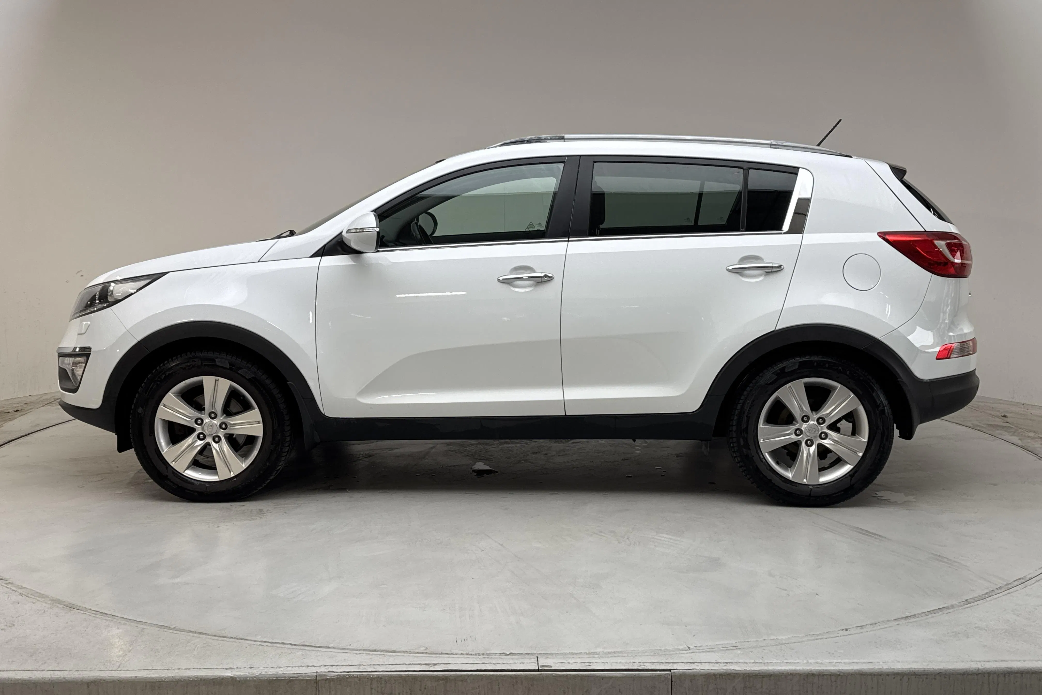 Presentationsfoto 2 av 12: KIA Sportage 1.7 CRDi 2WD (115hk) - 19 920 mil - Manuell - vit - 2013