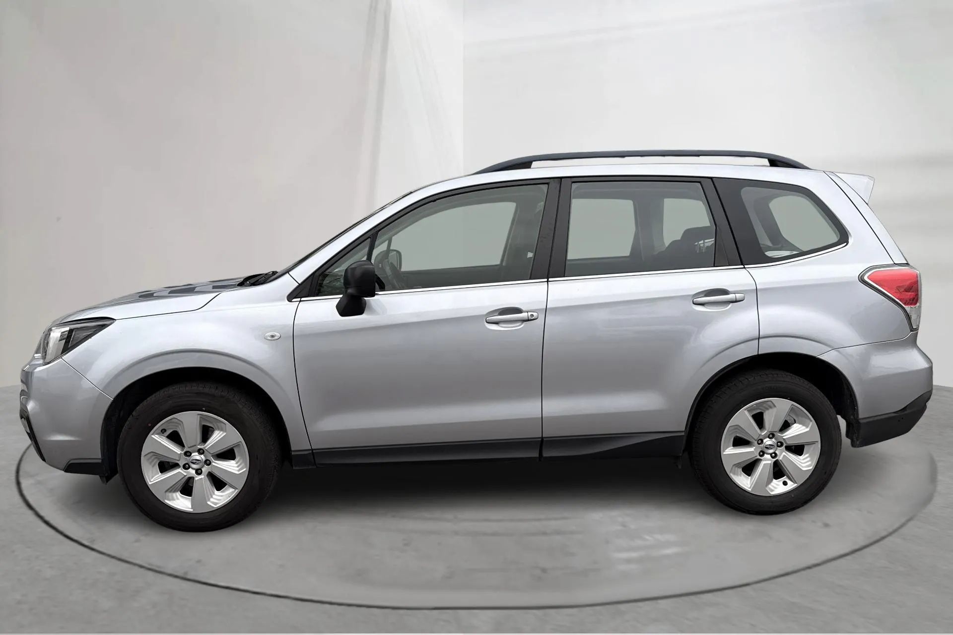 Presentationsfoto 2 av 13: Subaru Forester 2.0D (147hk) - 13 347 mil - Manuell - silver - 2016