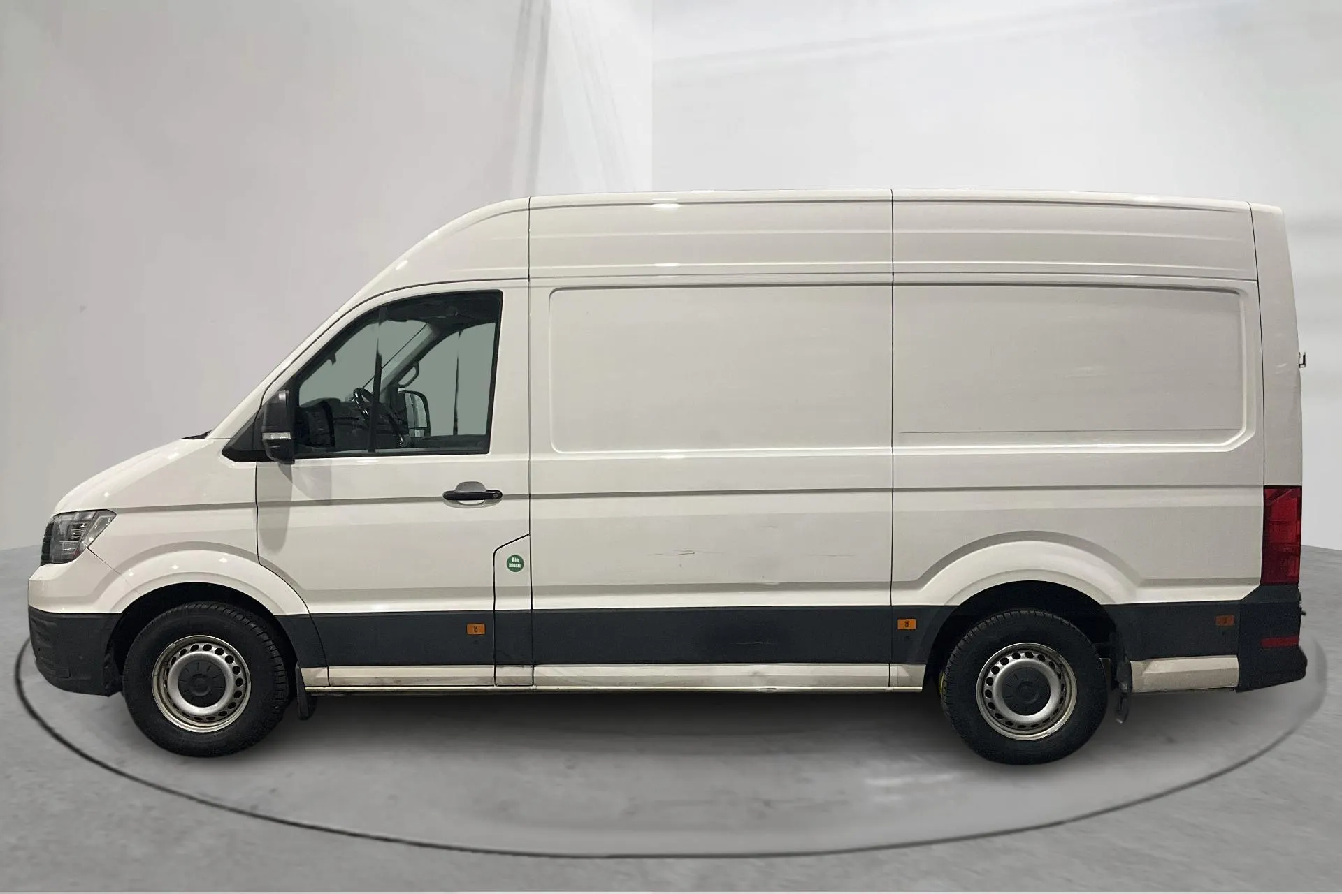 Presentationsfoto 2 av 16: VW Crafter 35 2.0 TDI Skåp 4Motion (177hk) - 14 396 mil - Automat - vit - 2023