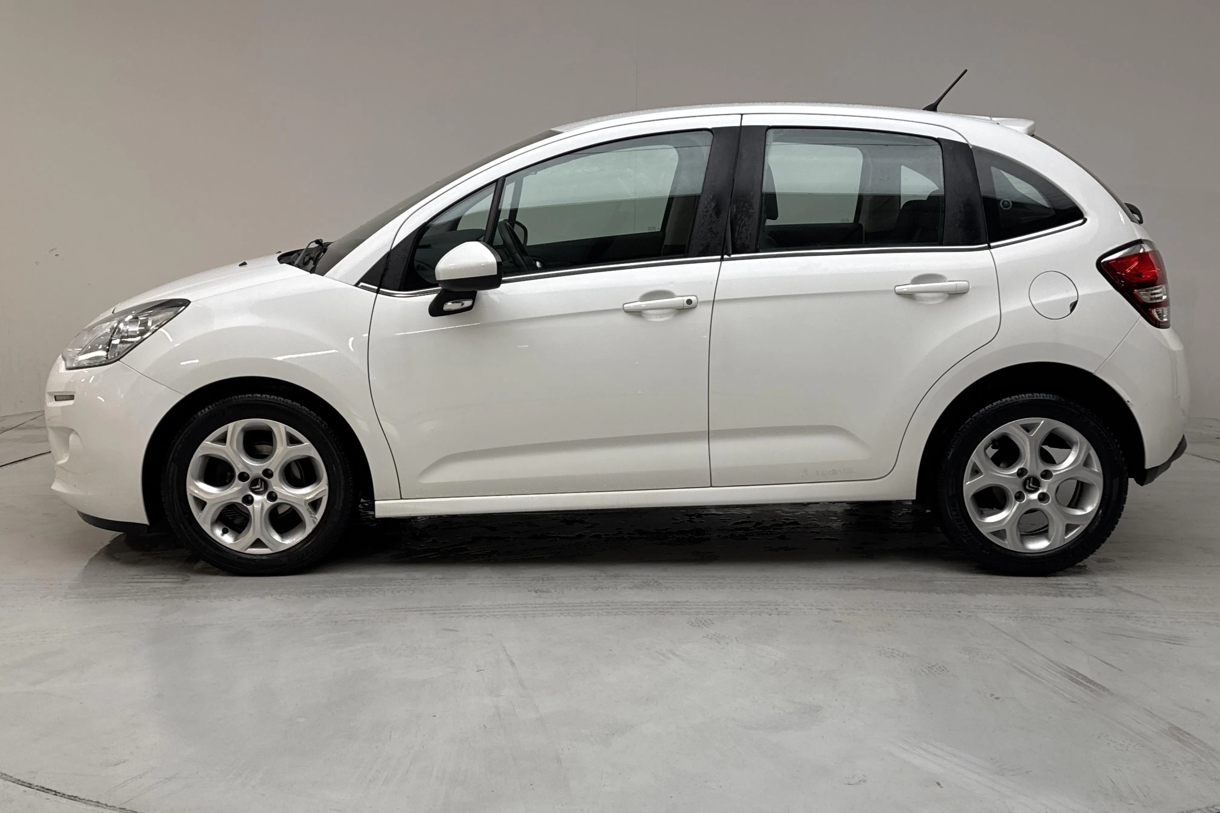 Presentationsfoto 2 av 12: Citroën C3 1.2 VTi (82hk) - 13 071 mil - Manuell - vit - 2016