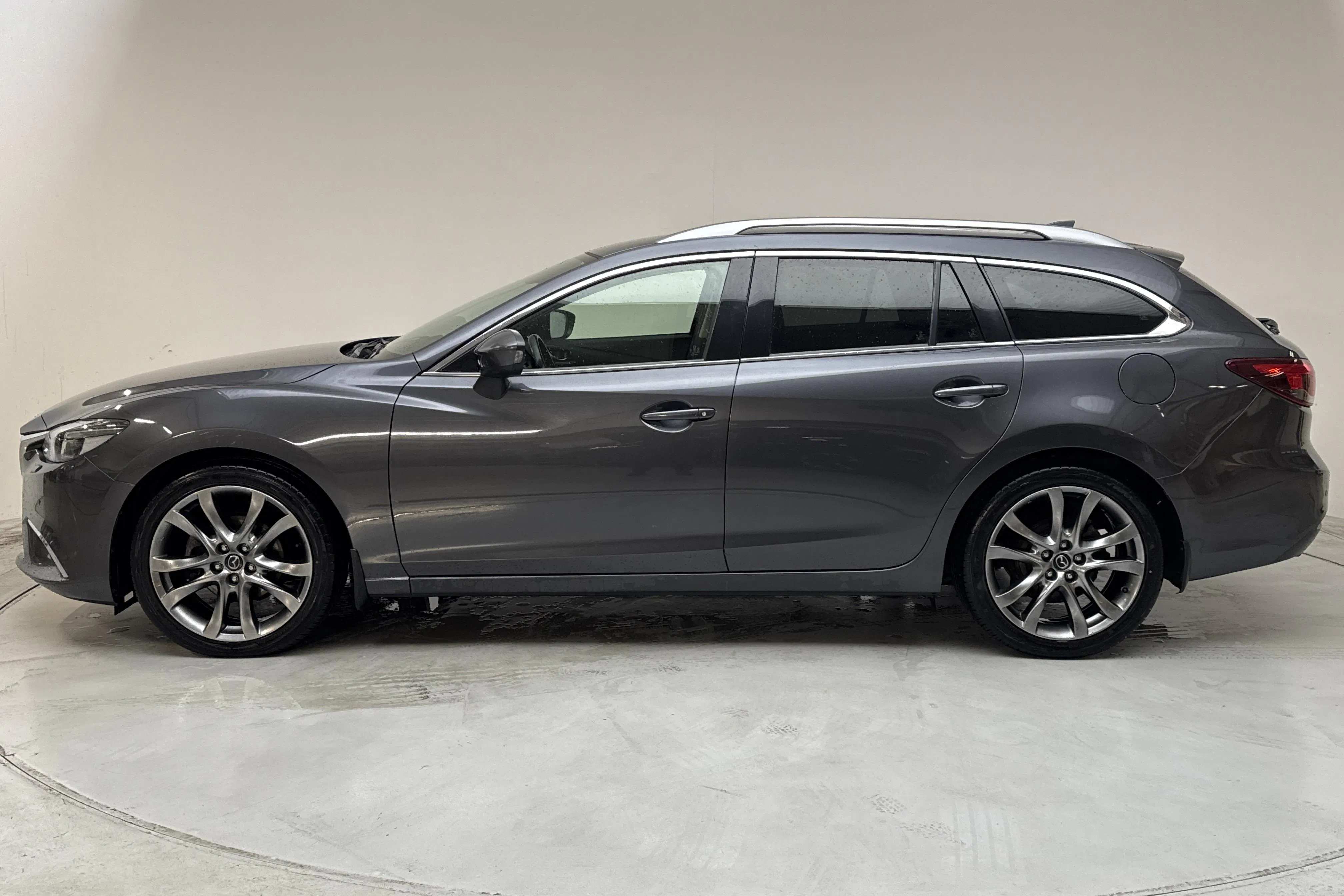 Presentationsfoto 2 av 15: Mazda 6 2.2 DE Kombi AWD (175hk) - 23 211 mil - Automat - grå - 2015
