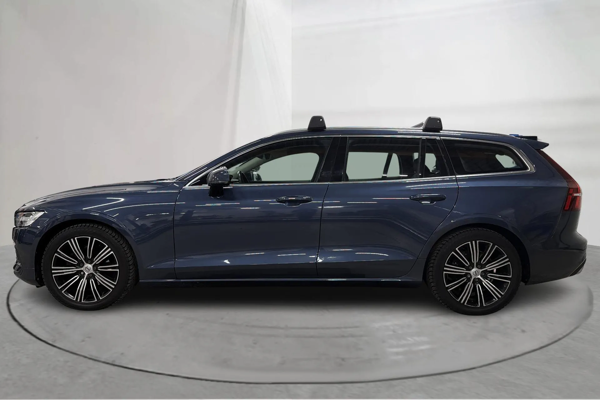Presentationsfoto 2 av 19: Volvo V60 D3 AWD (150hk) - 10 740 mil - Automat - Mörkblå - 2019