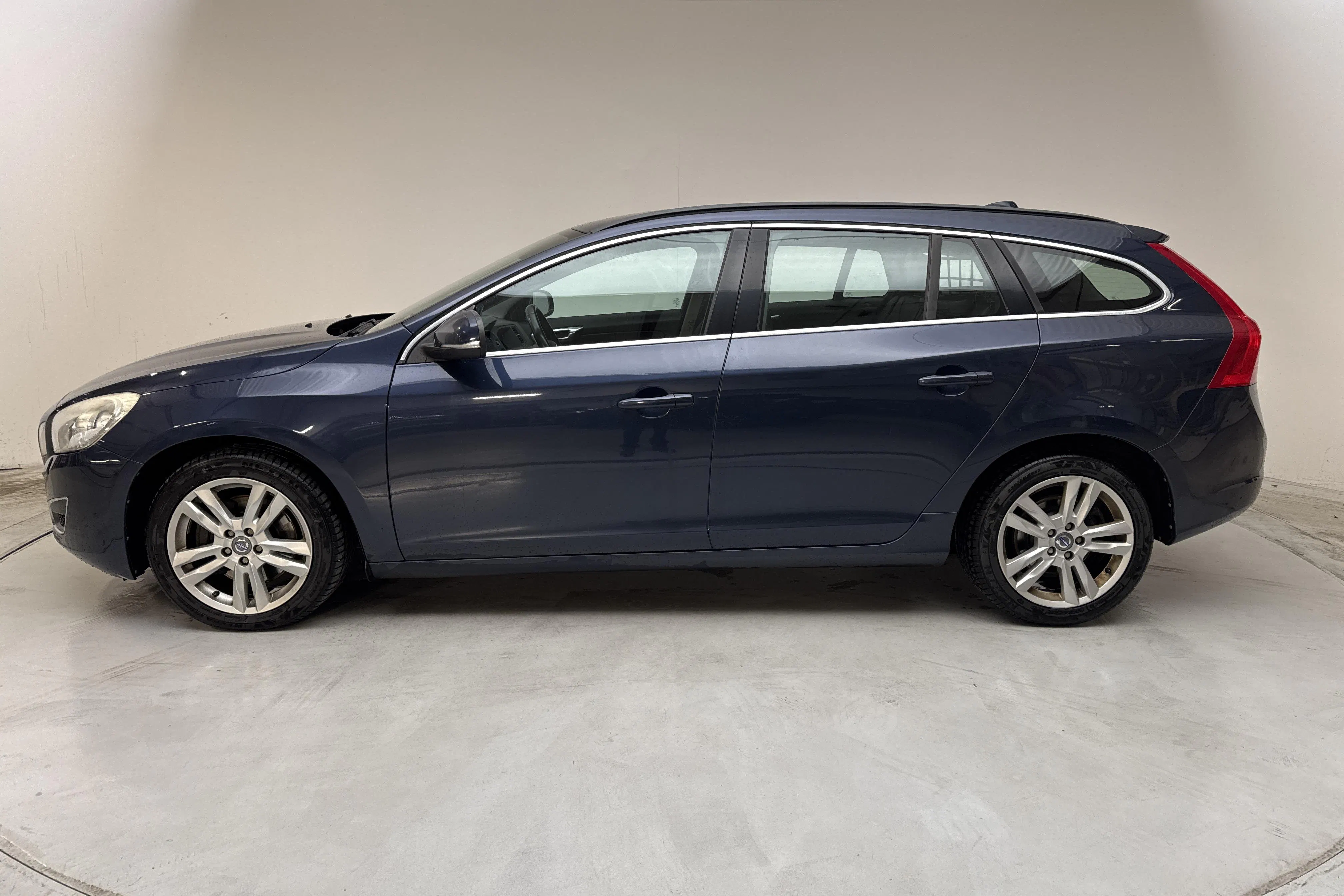 Presentationsfoto 2 av 12: Volvo V60 D4 AWD (163hk) - 23 871 mil - Automat - blå - 2013