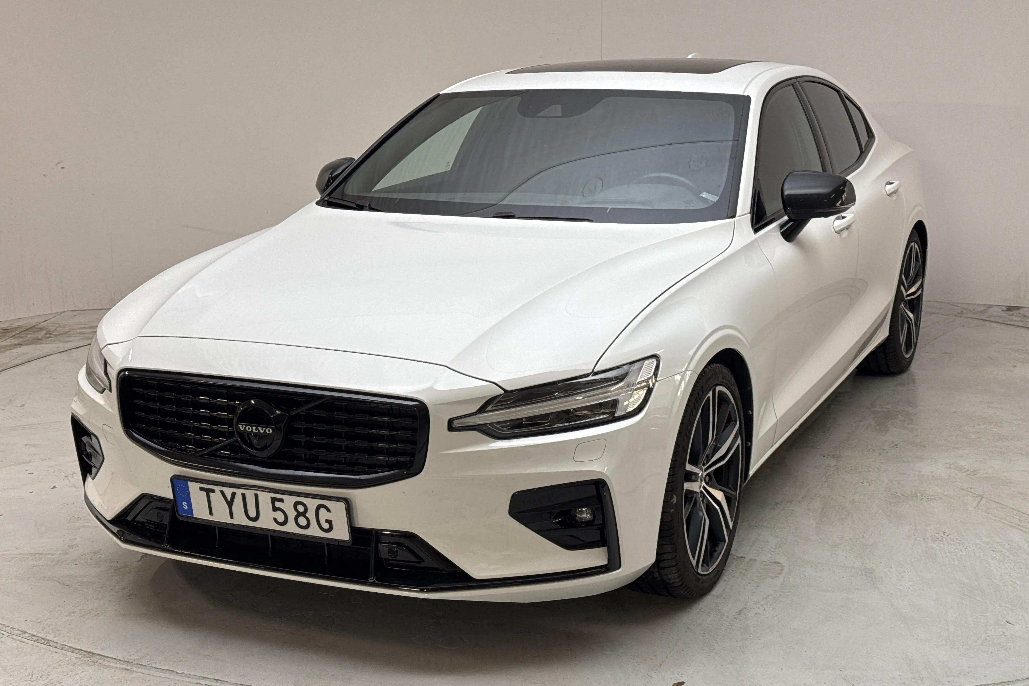 Presentationsfoto 1 av 17: Volvo S60 T5 AWD (250hk) - 9 561 mil - Automat - vit - 2020