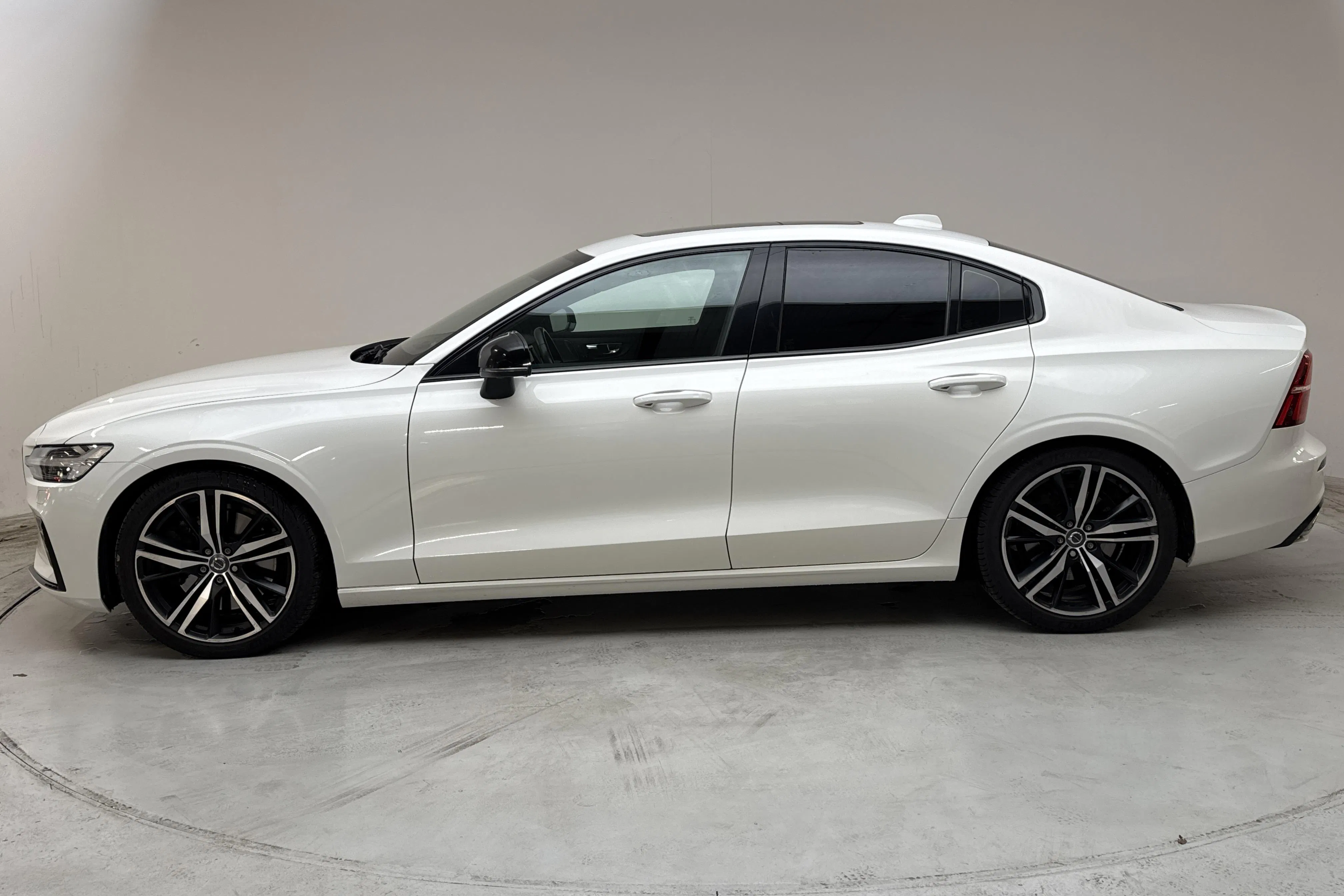 Presentationsfoto 2 av 17: Volvo S60 T5 AWD (250hk) - 9 561 mil - Automat - vit - 2020
