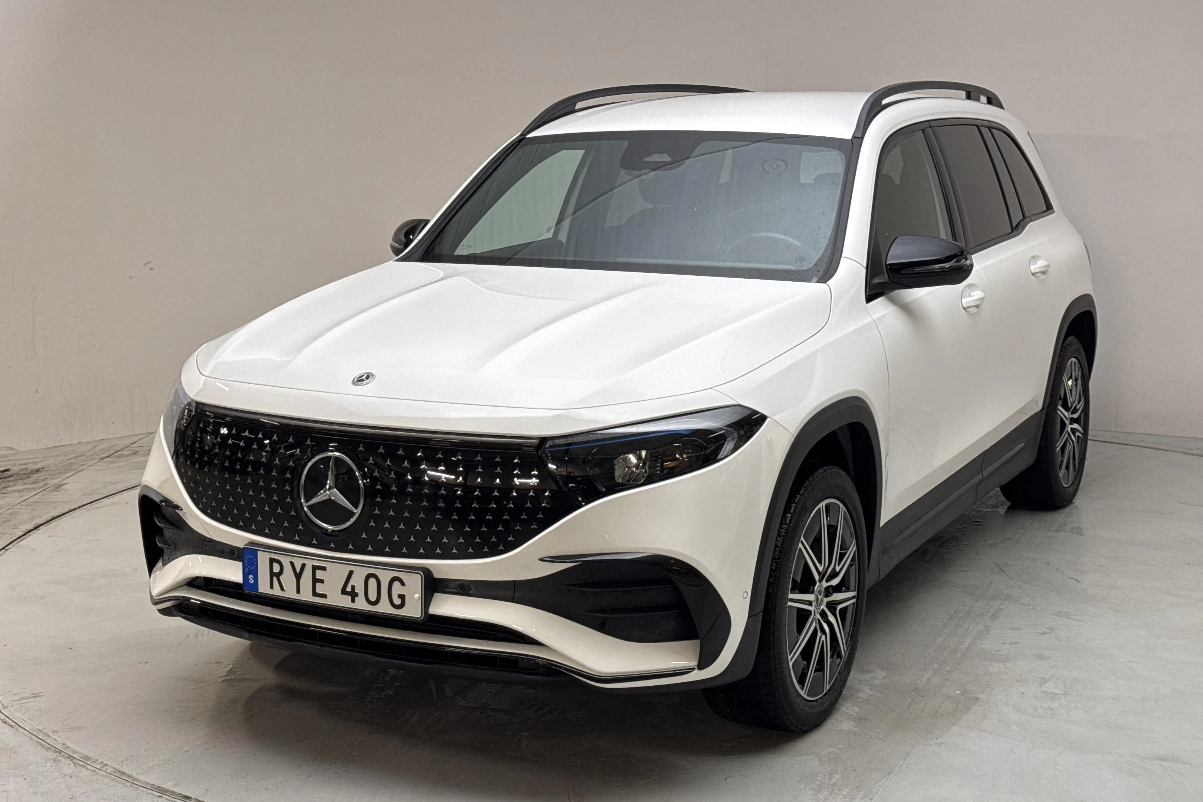 Presentationsfoto 1 av 17: Mercedes EQB 300 4MATIC X243 (228hk) - 2 834 mil - Automat - vit - 2025