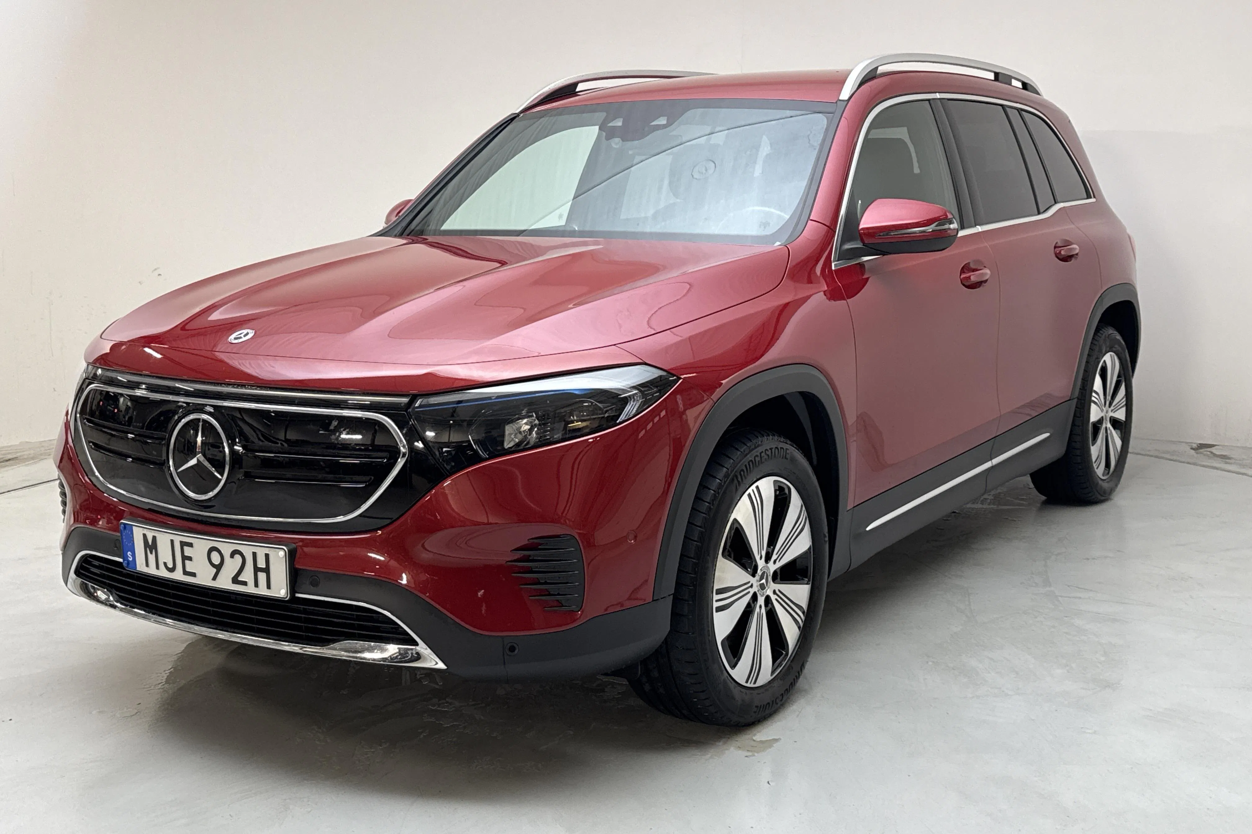 Presentationsfoto 1 av 17: Mercedes EQB 300 4MATIC X243 (228hk) - 4 597 mil - Automat - röd - 2024