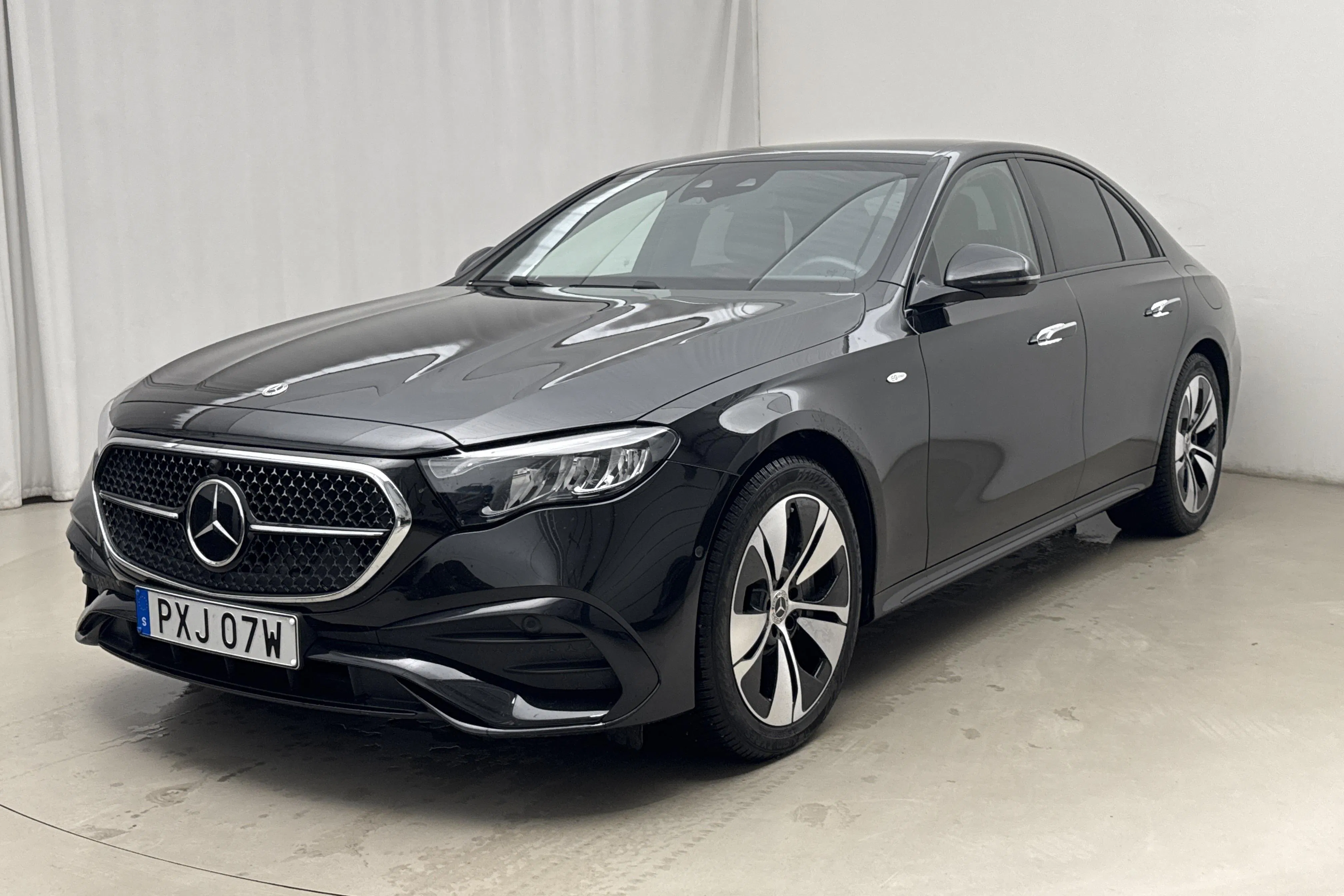 Presentation photo 1 of 20: Mercedes E 300 e Sedan W214 (313hk) - 34 180 km - Automatic - black - 2025