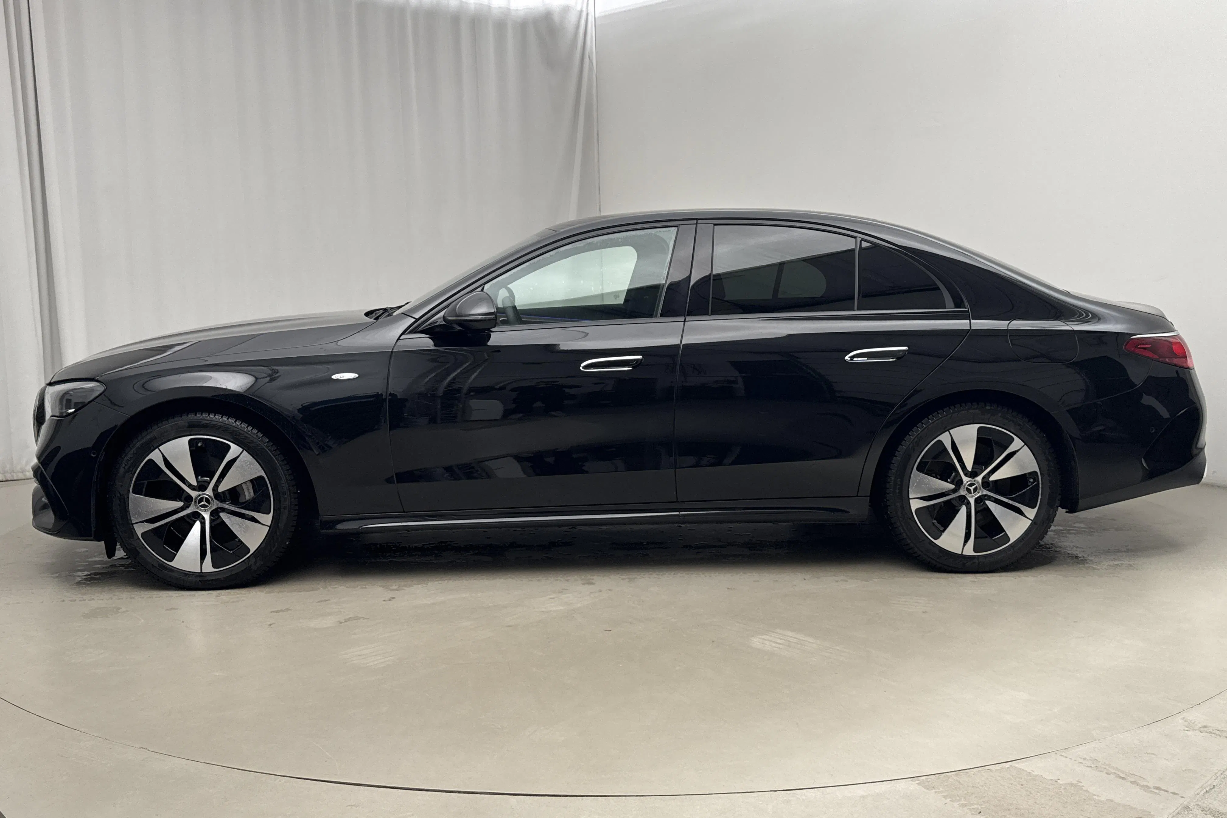 Presentation photo 2 of 20: Mercedes E 300 e Sedan W214 (313hk) - 34 180 km - Automatic - black - 2025