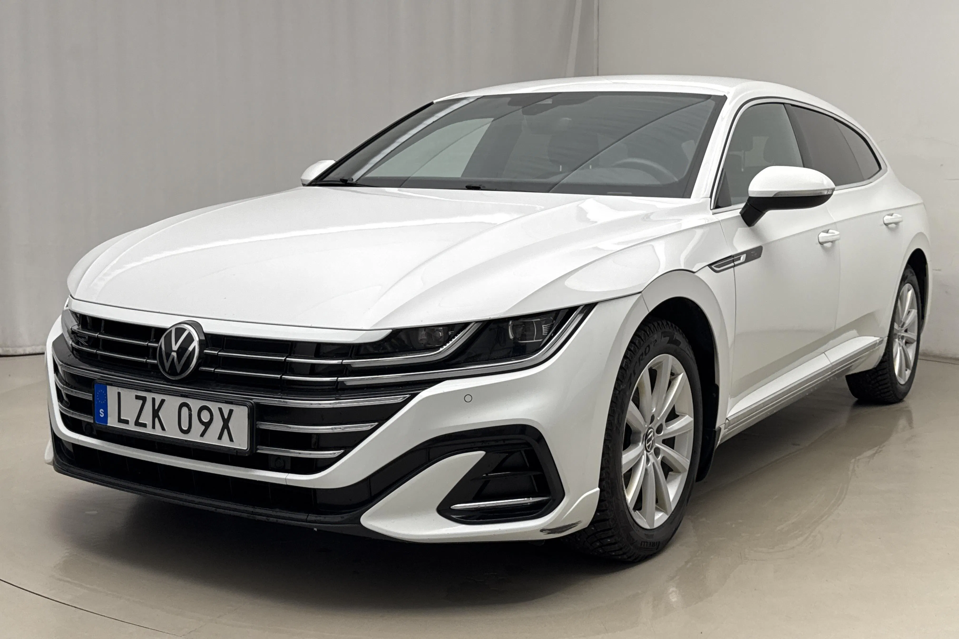 Presentationsfoto 1 av 21: VW Arteon Shooting Brake eHybrid 1.4 TSI (218hk) - 16 718 mil - Automat - vit - 2022
