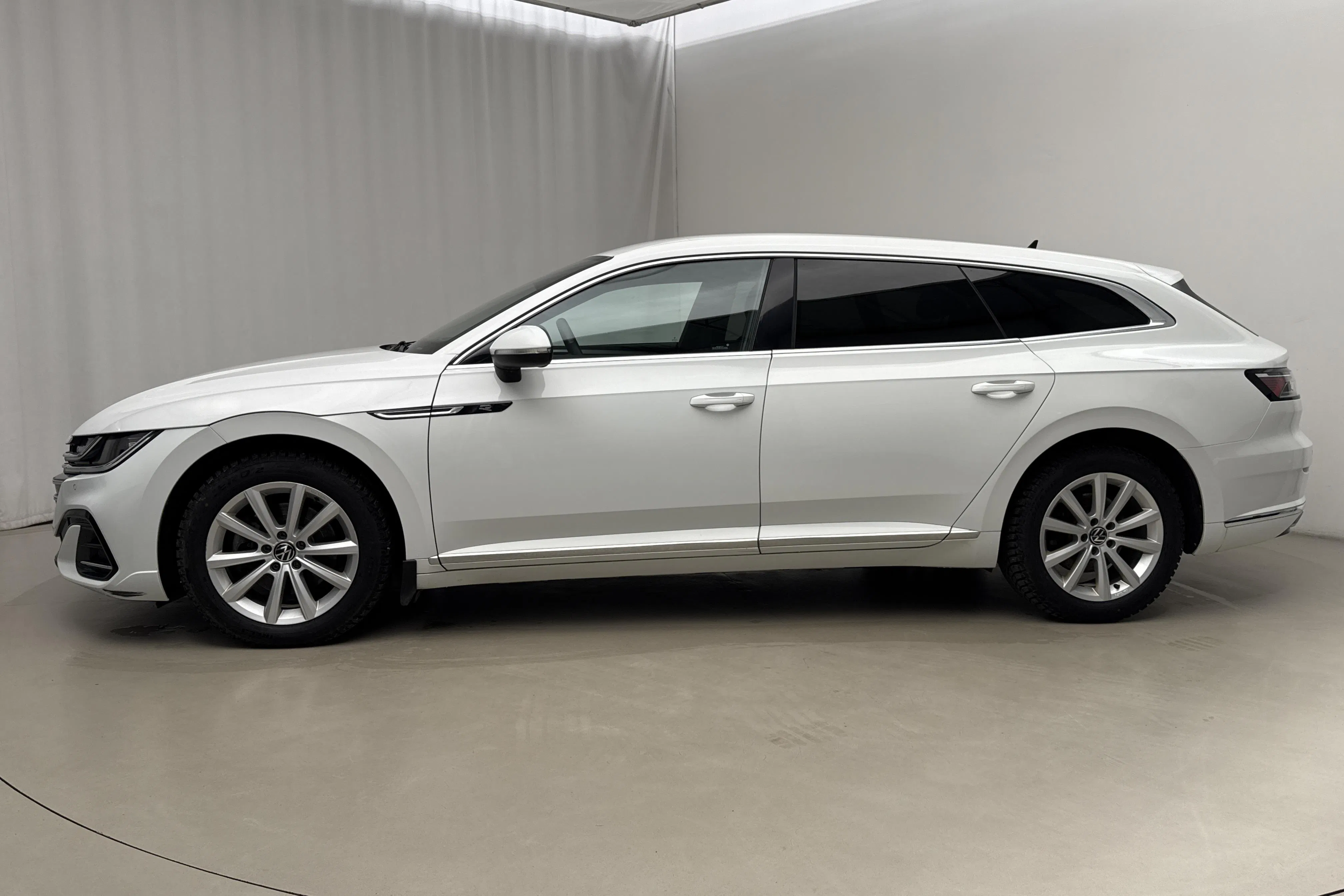 Presentationsfoto 2 av 21: VW Arteon Shooting Brake eHybrid 1.4 TSI (218hk) - 16 718 mil - Automat - vit - 2022