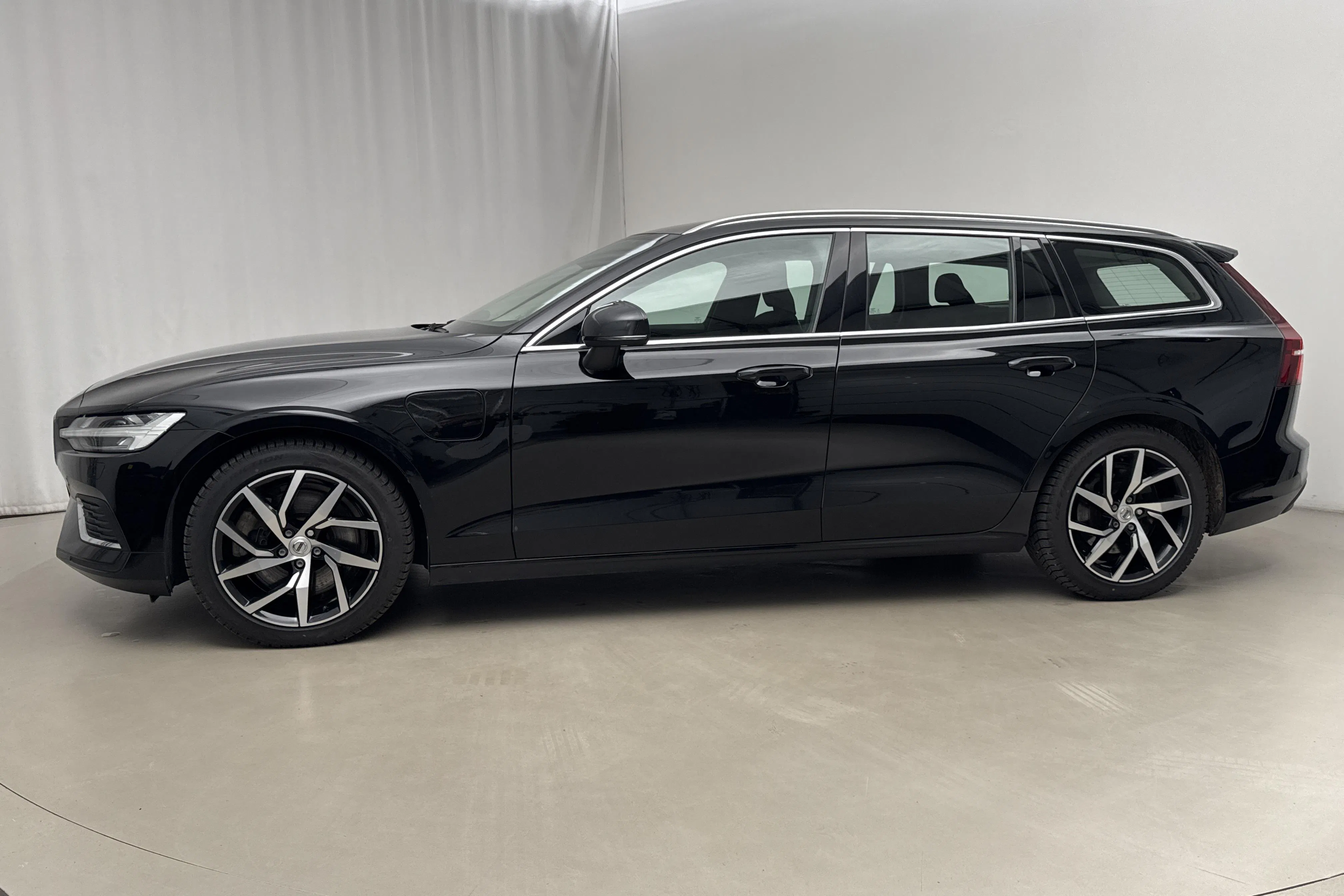Presentationsfoto 2 av 23: Volvo V60 T6 AWD Recharge (350hk) - 17 538 mil - Automat - svart - 2023