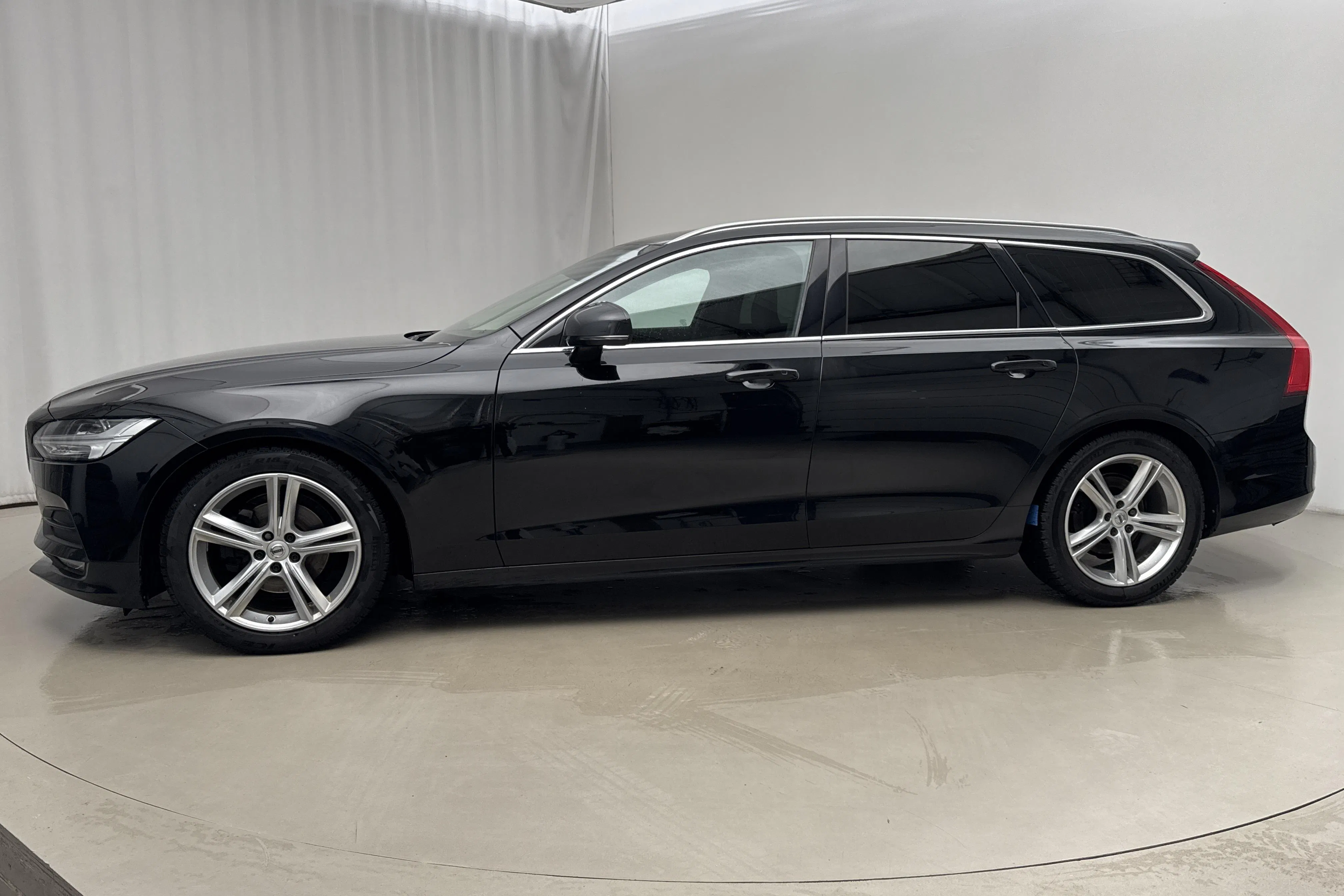 Presentationsfoto 2 av 18: Volvo V90 D4 (190hk) - 20 714 mil - Automat - svart - 2020