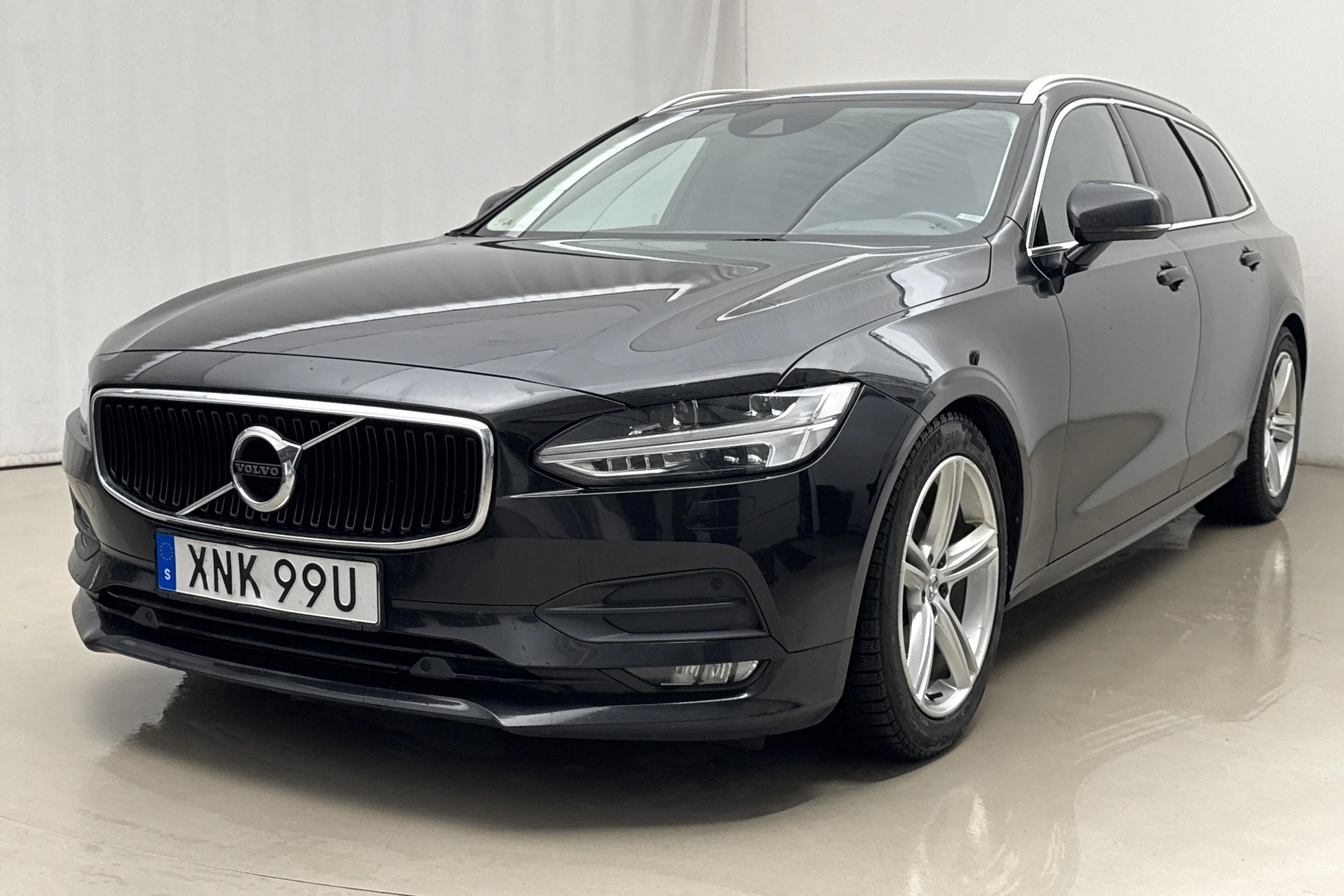 Presentationsfoto 1 av 18: Volvo V90 D4 (190hk) - 20 714 mil - Automat - svart - 2020