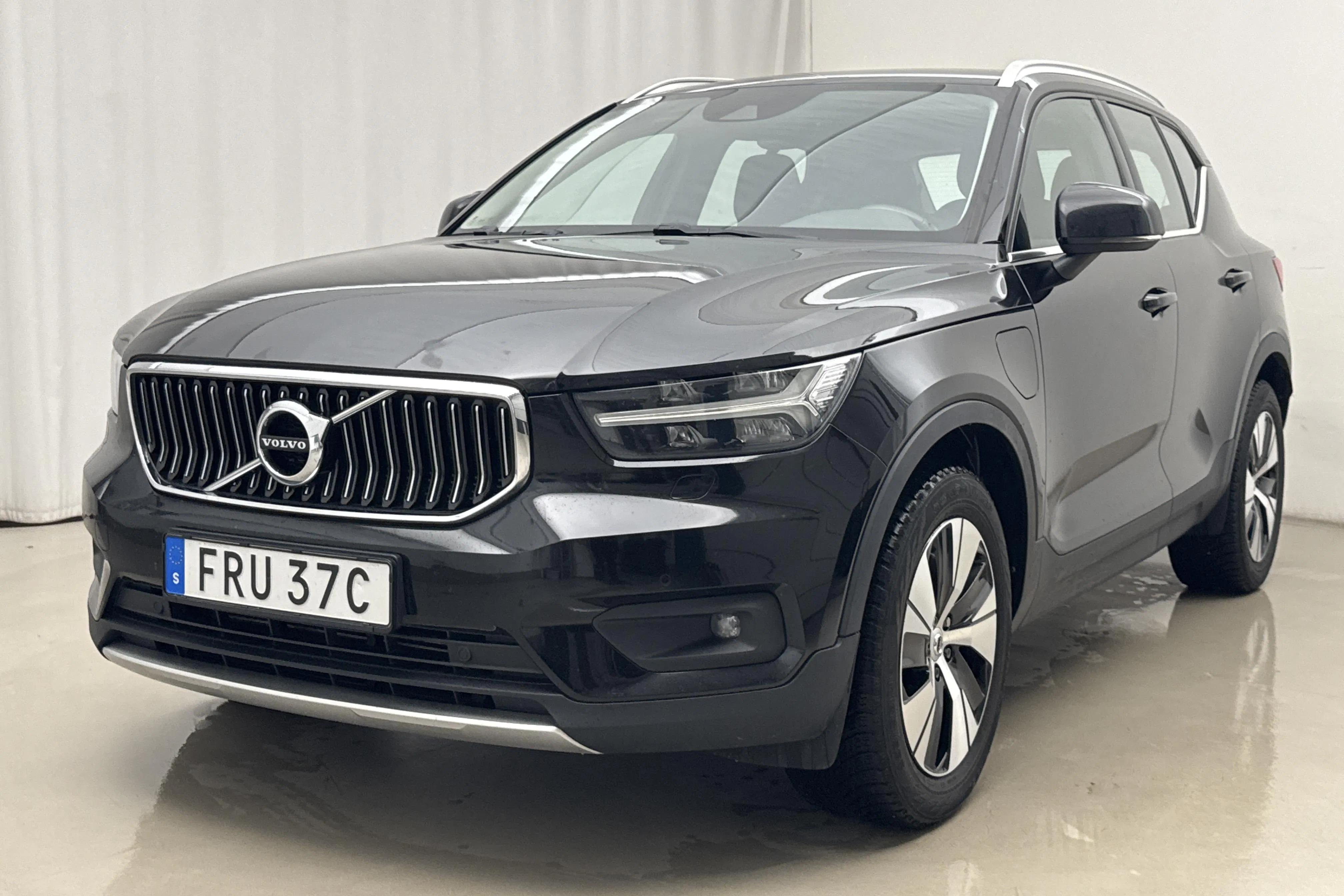 Presentationsfoto 1 av 24: Volvo XC40 T4 2WD Twin Engine (211hk) - 19 383 mil - Automat - svart - 2021