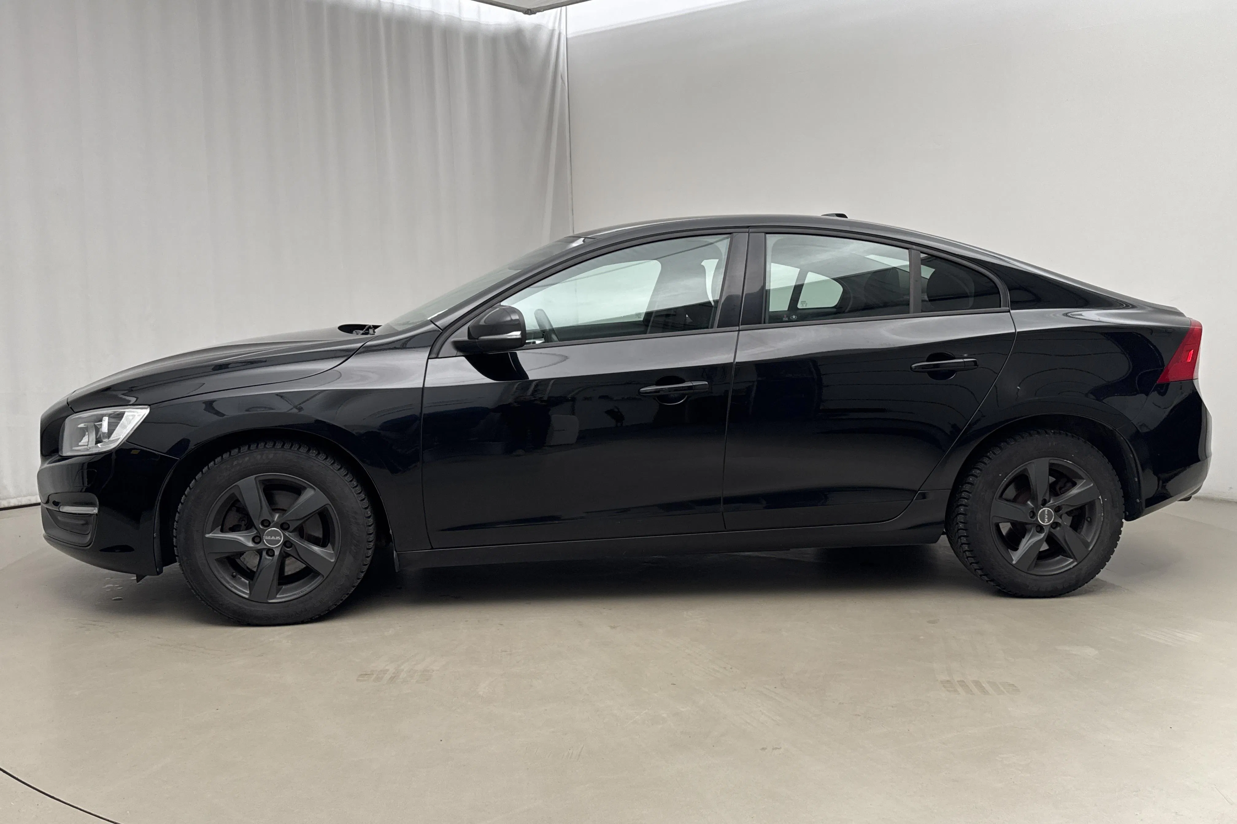 Presentationsfoto 2 av 17: Volvo S60 D2 (115hk) - 18 118 mil - Manuell - svart - 2015