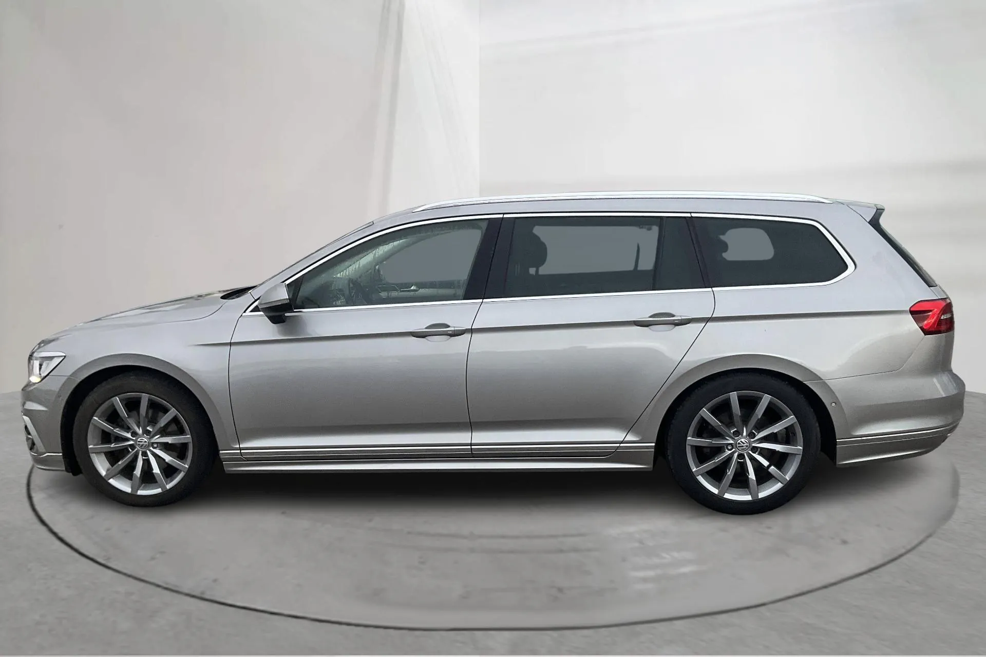 Presentationsfoto 2 av 16: VW Passat 2.0 TDI Sportscombi (190hk) - 19 893 mil - Manuell - silver - 2017