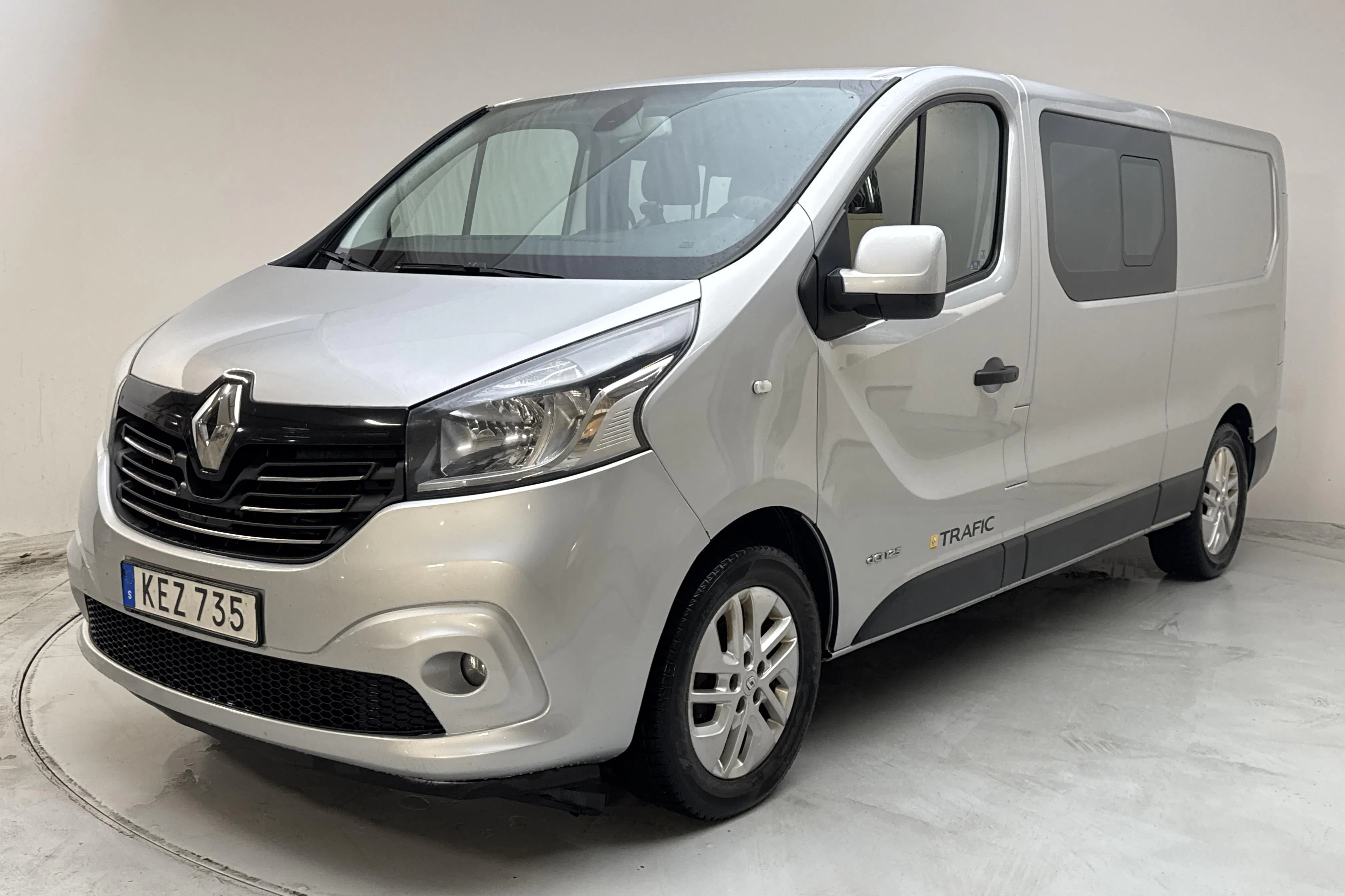 Presentationsfoto 1 av 13: Renault Trafic 1.6 dCi Skåp (125hk) - 23 168 mil - Manuell - silver - 2016