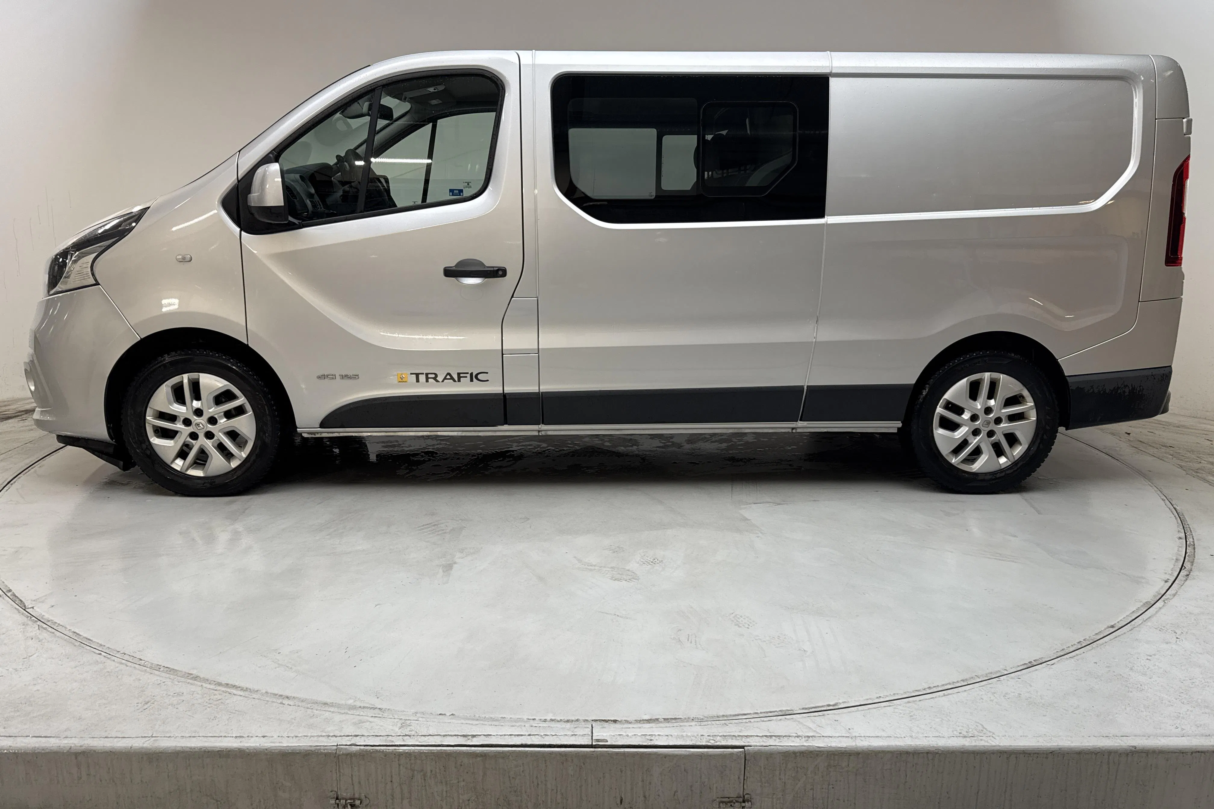 Presentationsfoto 2 av 13: Renault Trafic 1.6 dCi Skåp (125hk) - 23 168 mil - Manuell - silver - 2016