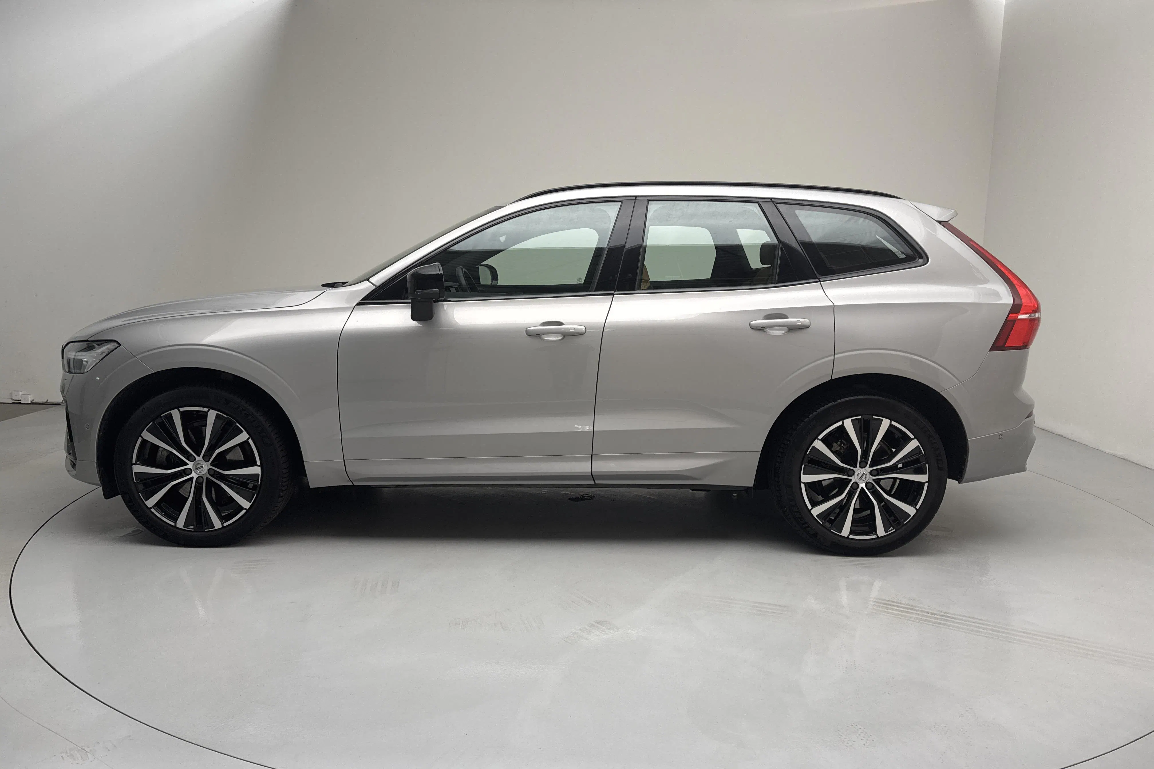 Presentationsfoto 2 av 17: Volvo XC60 B4 AWD Mildhybrid, Diesel (197hk) - 12 232 mil - Automat - silver - 2024
