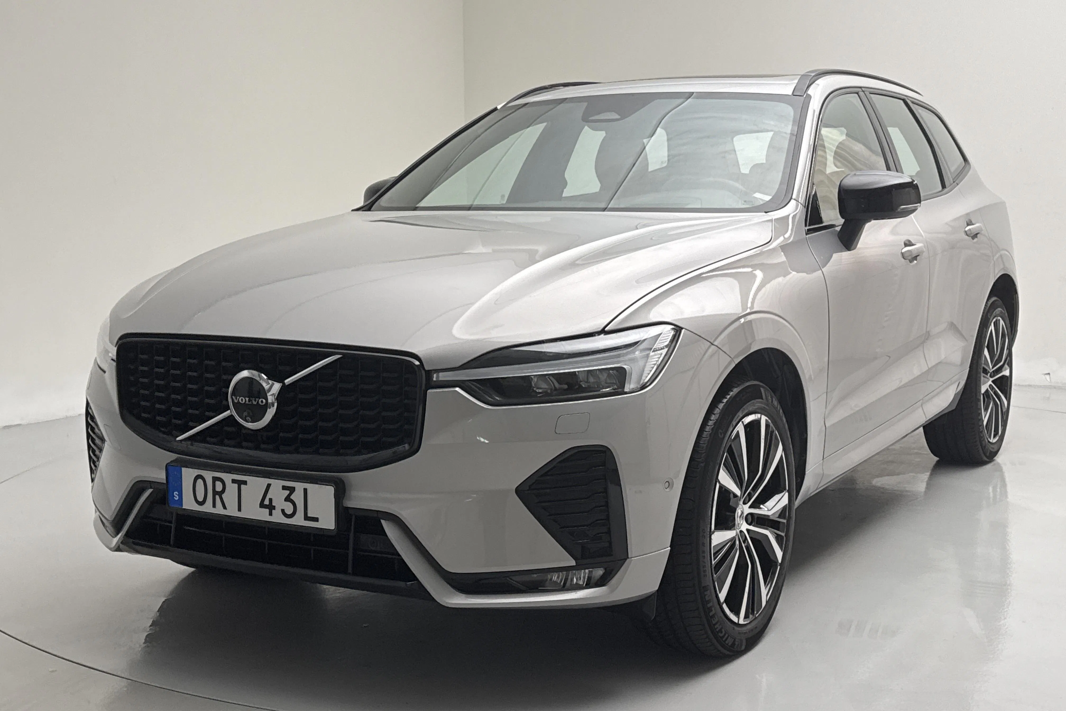 Presentationsfoto 1 av 17: Volvo XC60 B4 AWD Mildhybrid, Diesel (197hk) - 12 232 mil - Automat - silver - 2024