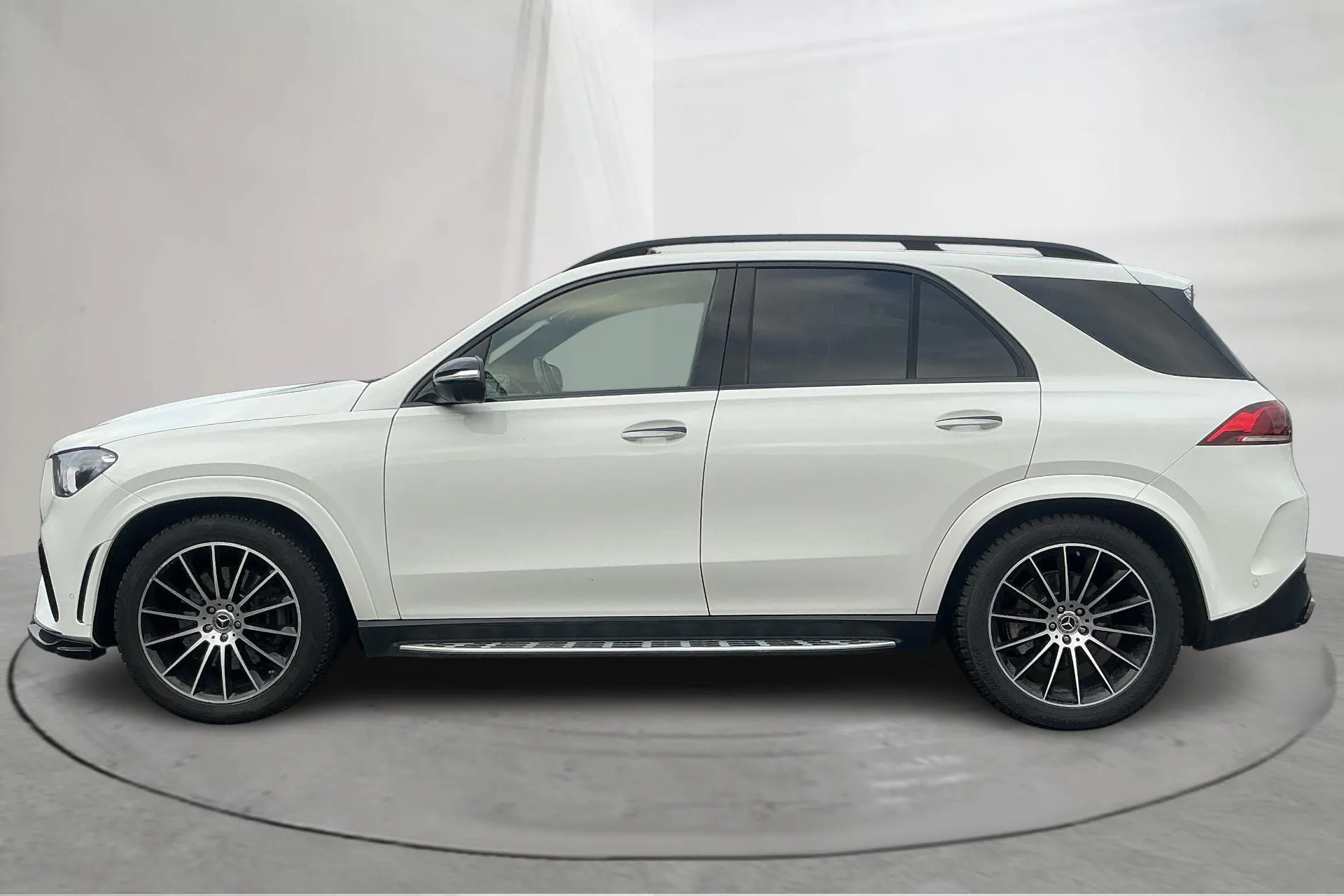Presentationsfoto 2 av 21: Mercedes GLE 400 d 4MATIC V167 (330hk) - 20 907 mil - Automat - vit - 2022