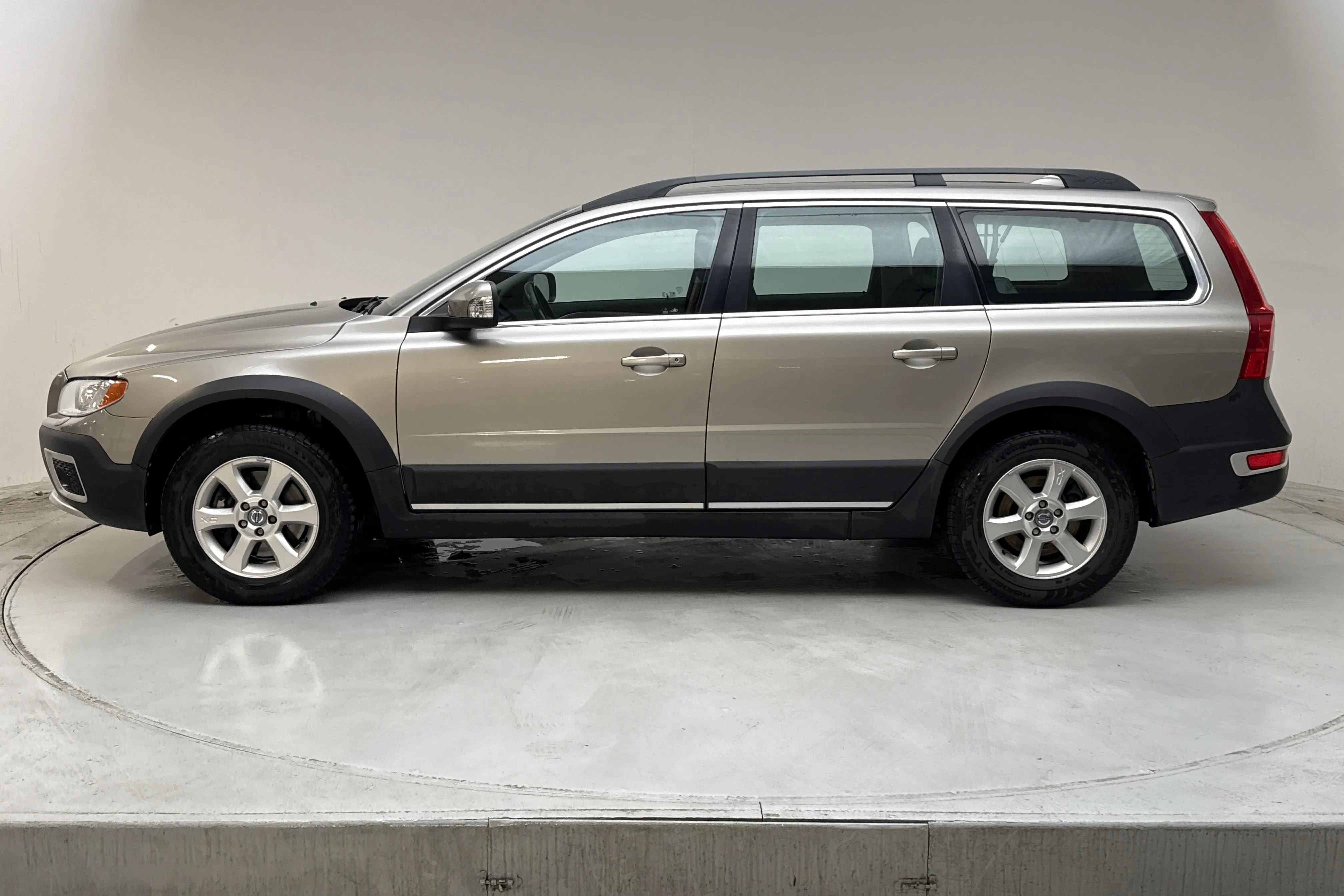 Presentation photo 2 of 13: Volvo XC70 II D4 AWD (163hk) - 106 000 km - Automatic - light brown - 2013