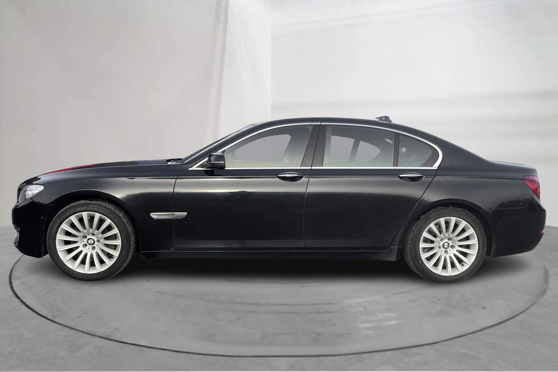 Presentationsfoto 2 av 22: BMW 750d xDrive Sedan, F01 (381hk) - 16 928 mil - Automat - svart - 2013