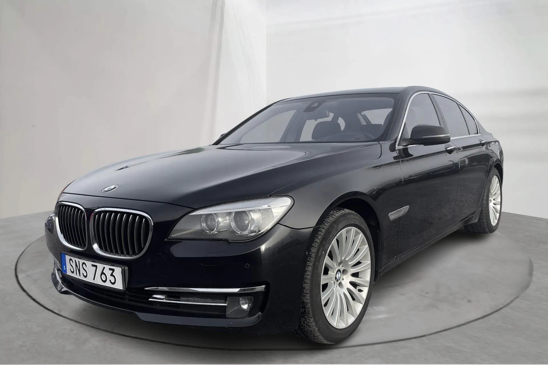 Presentationsfoto 1 av 22: BMW 750d xDrive Sedan, F01 (381hk) - 16 928 mil - Automat - svart - 2013