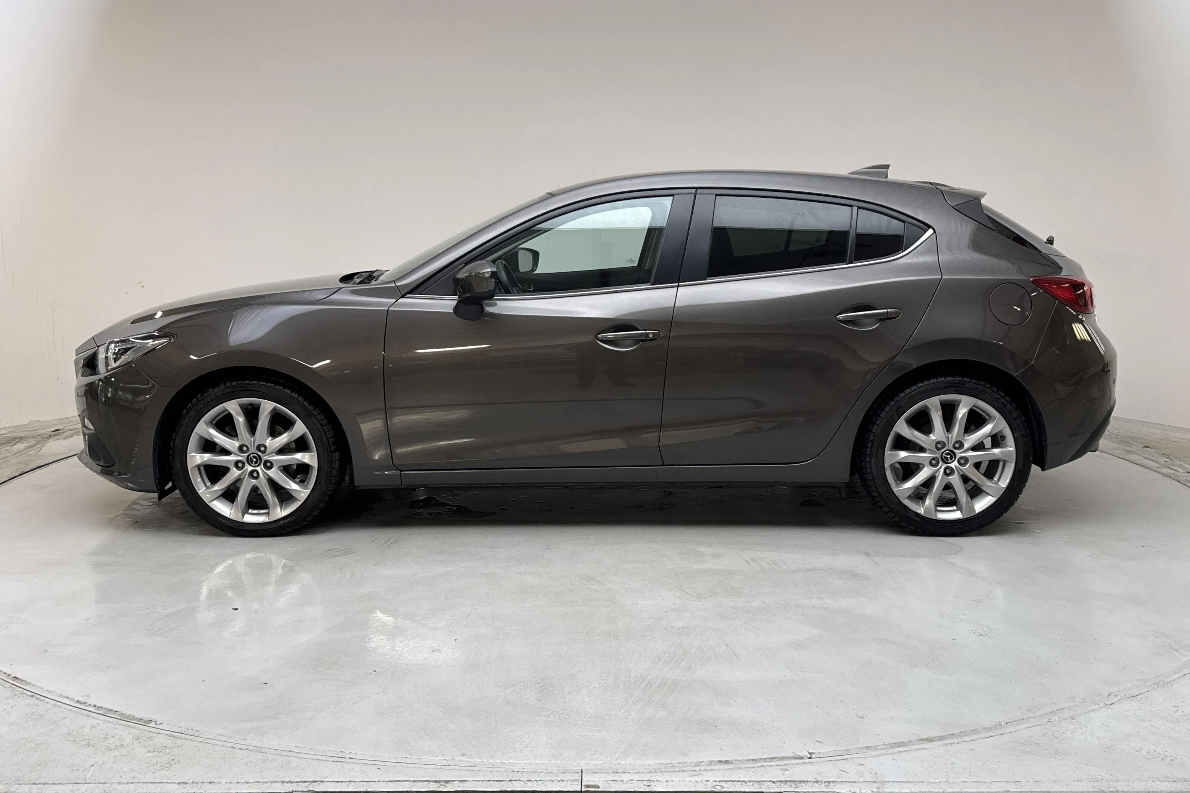 Presentationsfoto 2 av 12: Mazda 3 2.2 DE 5dr (150hk) - 4 718 mil - Automat - brun - 2015
