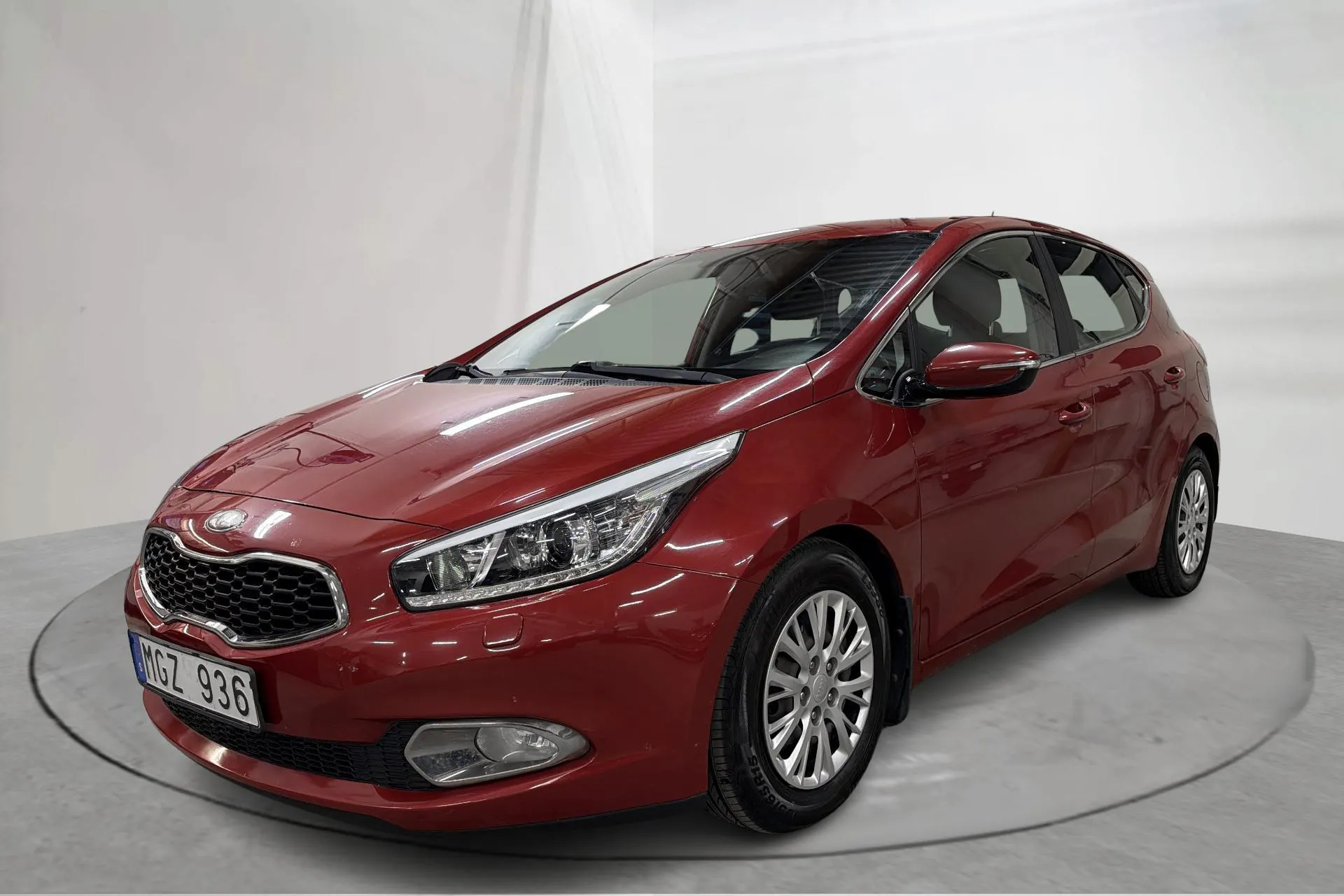 Presentationsfoto 1 av 13: KIA Cee'd 1.6 CRDi 5dr (110hk) - 14 174 mil - Manuell - röd - 2013