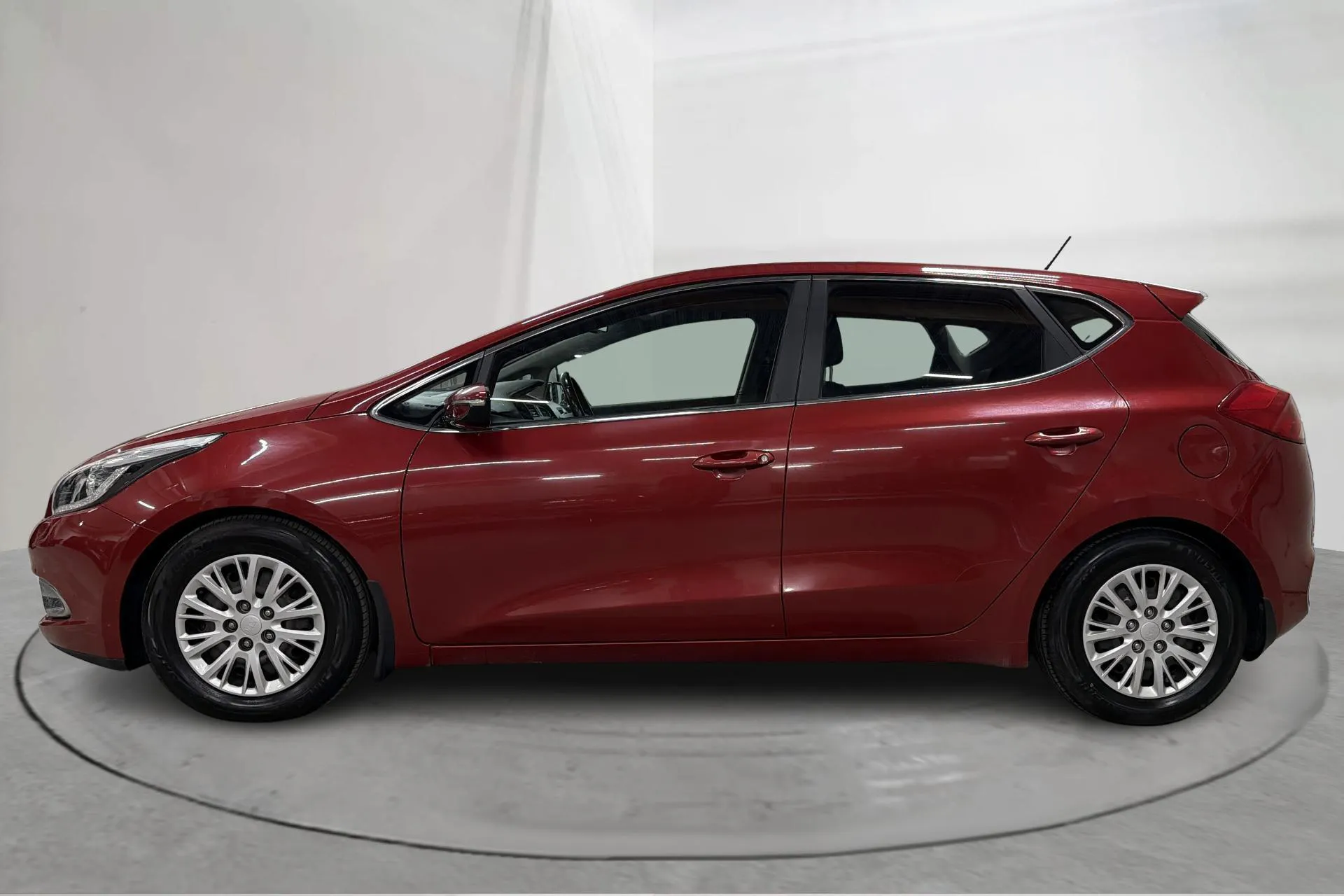 Presentationsfoto 2 av 13: KIA Cee'd 1.6 CRDi 5dr (110hk) - 14 174 mil - Manuell - röd - 2013