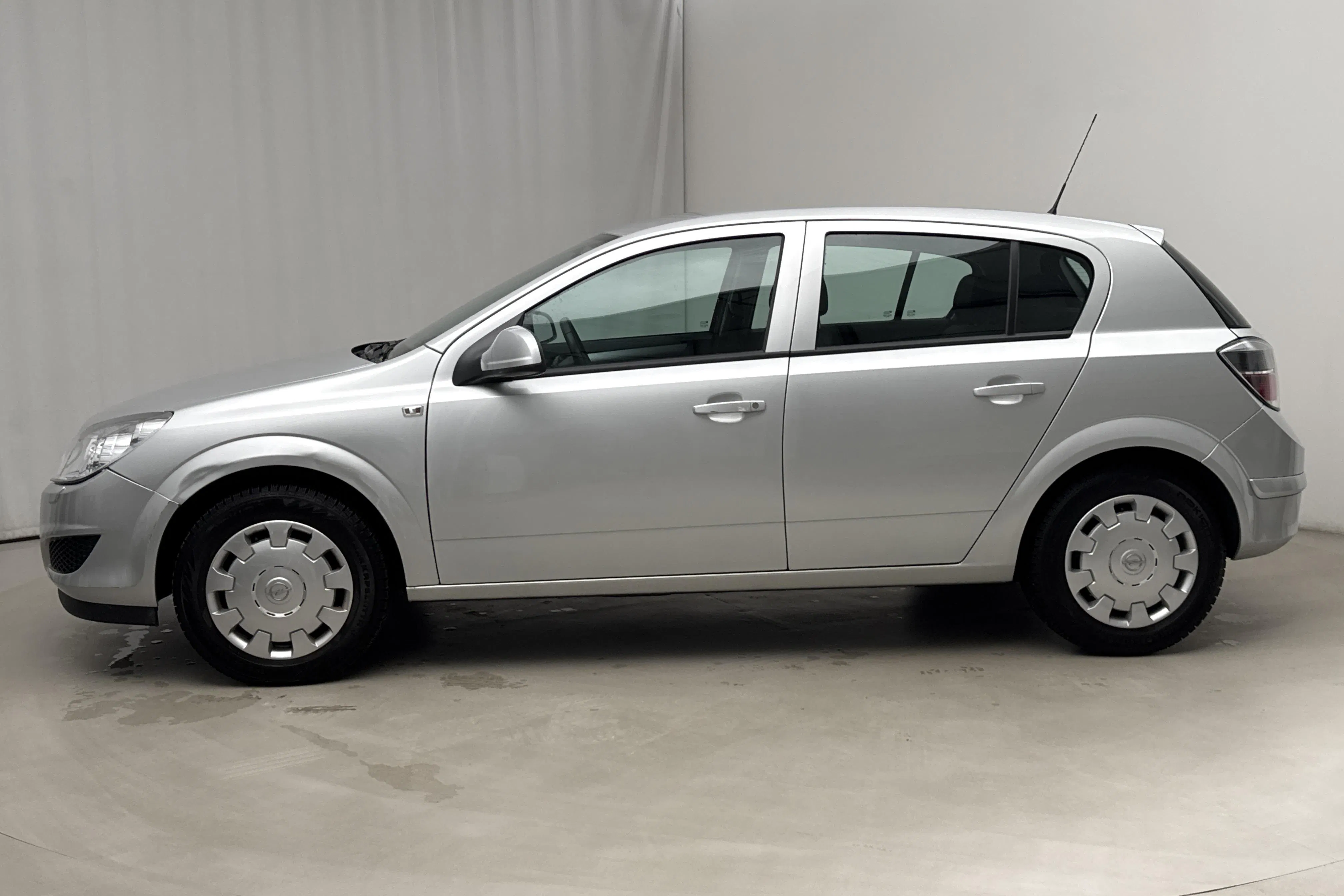 Presentationsfoto 2 av 15: Opel Astra 1.6 5dr (115hk) - 4 088 mil - Manuell - grå - 2010