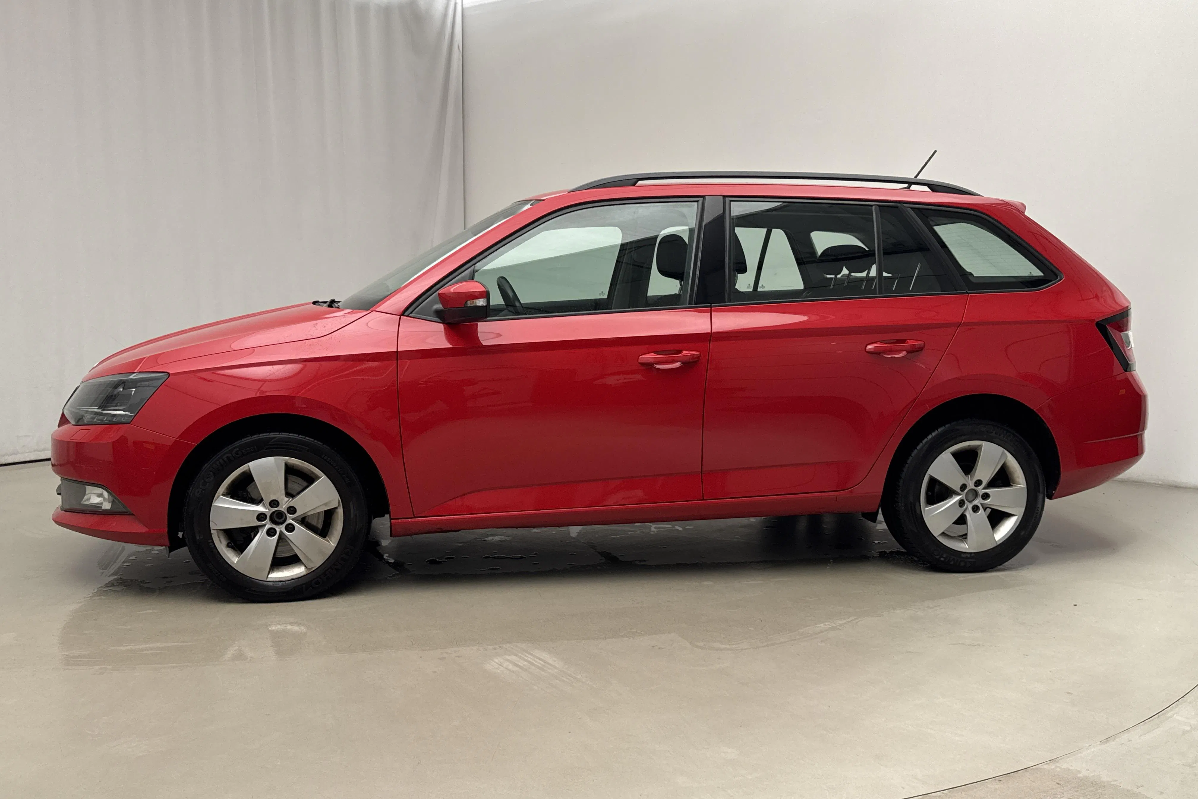 Presentationsfoto 2 av 16: Skoda Fabia 1.0 TSI Kombi (110hk) - 12 336 mil - Automat - röd - 2018