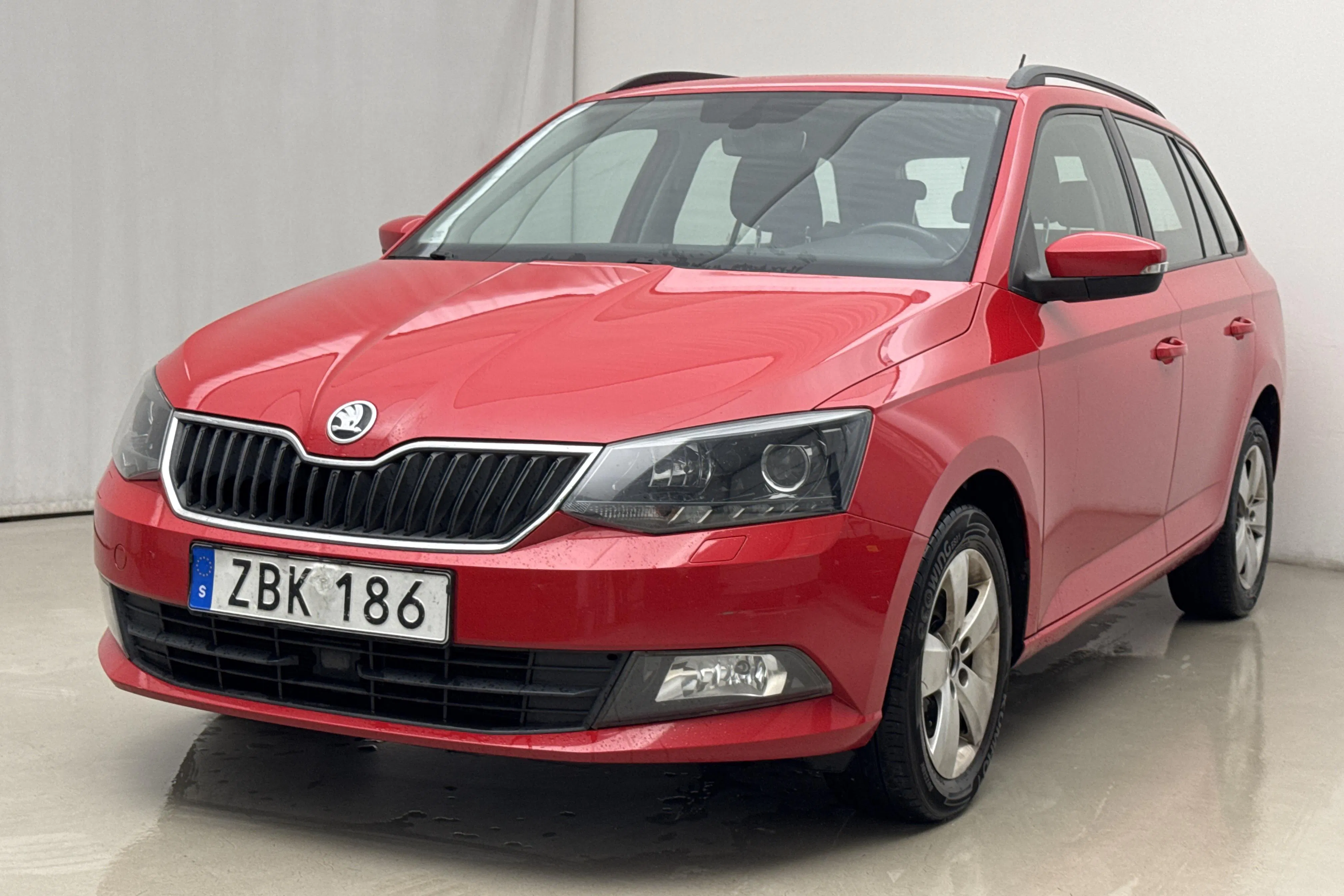 Presentationsfoto 1 av 16: Skoda Fabia 1.0 TSI Kombi (110hk) - 12 336 mil - Automat - röd - 2018