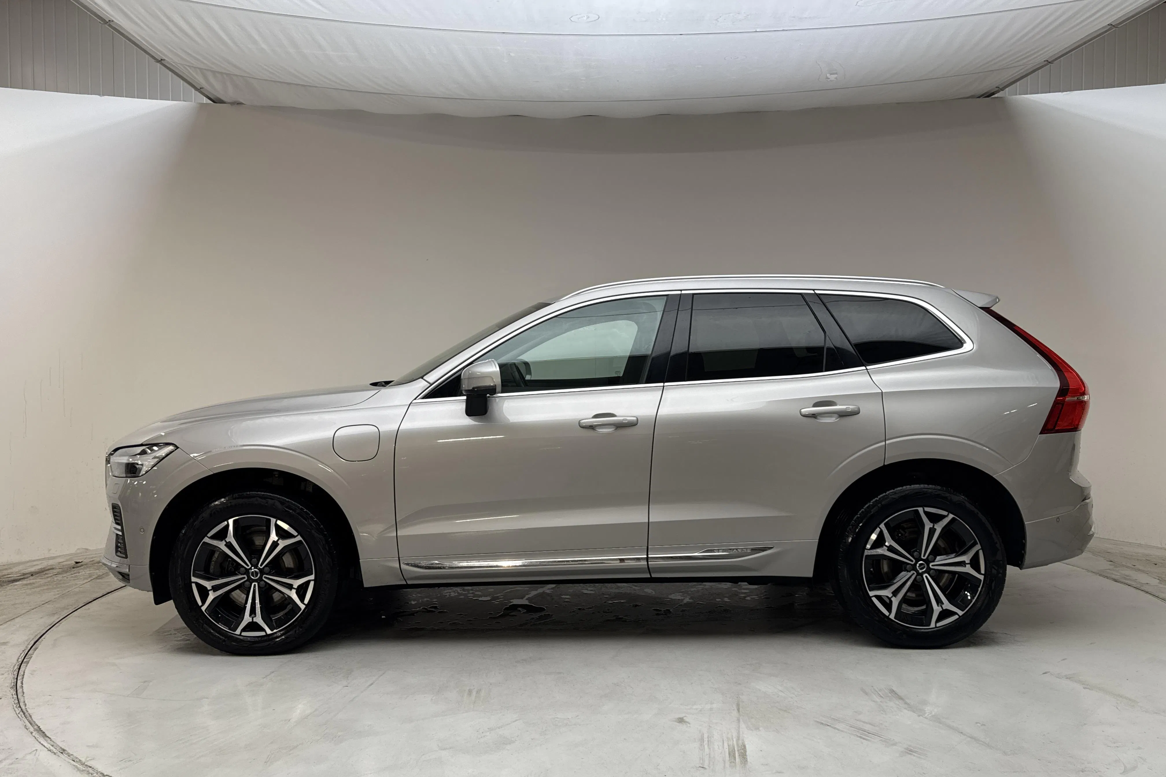 Presentationsfoto 2 av 19: Volvo XC60 T6 AWD Recharge (340hk) - 12 350 mil - Automat - silver - 2022