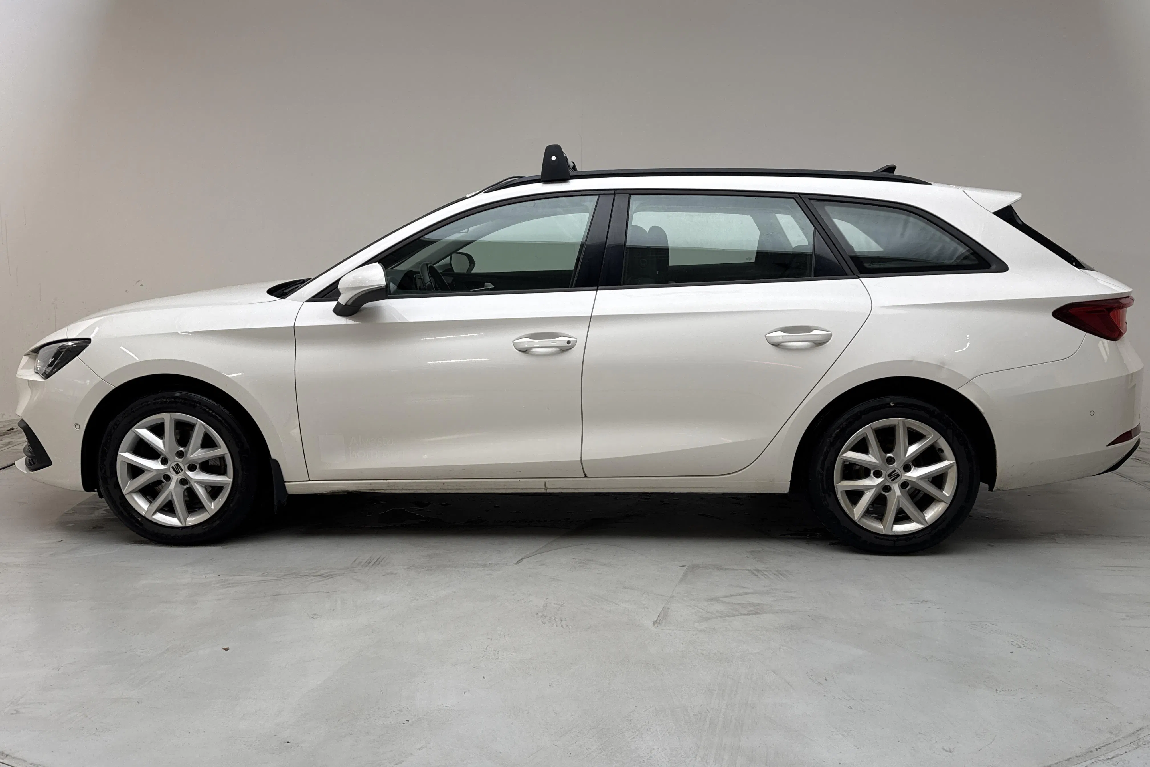 Presentationsfoto 2 av 12: Seat Leon 1.5 TGI Sportstourer (130hk) - 24 063 mil - Manuell - vit - 2022