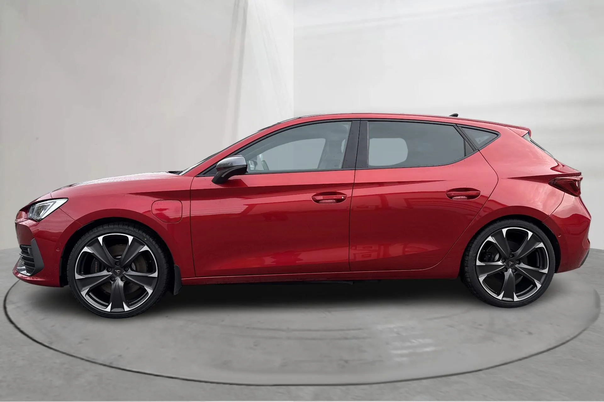 Presentationsfoto 2 av 21: Cupra Leon VZ 1.4 e-HYBRID 5dr (245hk) - 3 882 mil - Automat - röd - 2024