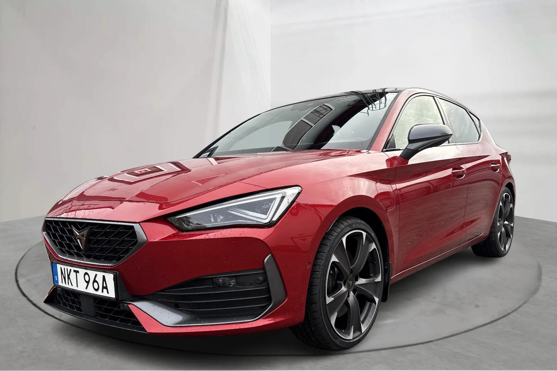 Presentationsfoto 1 av 21: Cupra Leon VZ 1.4 e-HYBRID 5dr (245hk) - 3 882 mil - Automat - röd - 2024