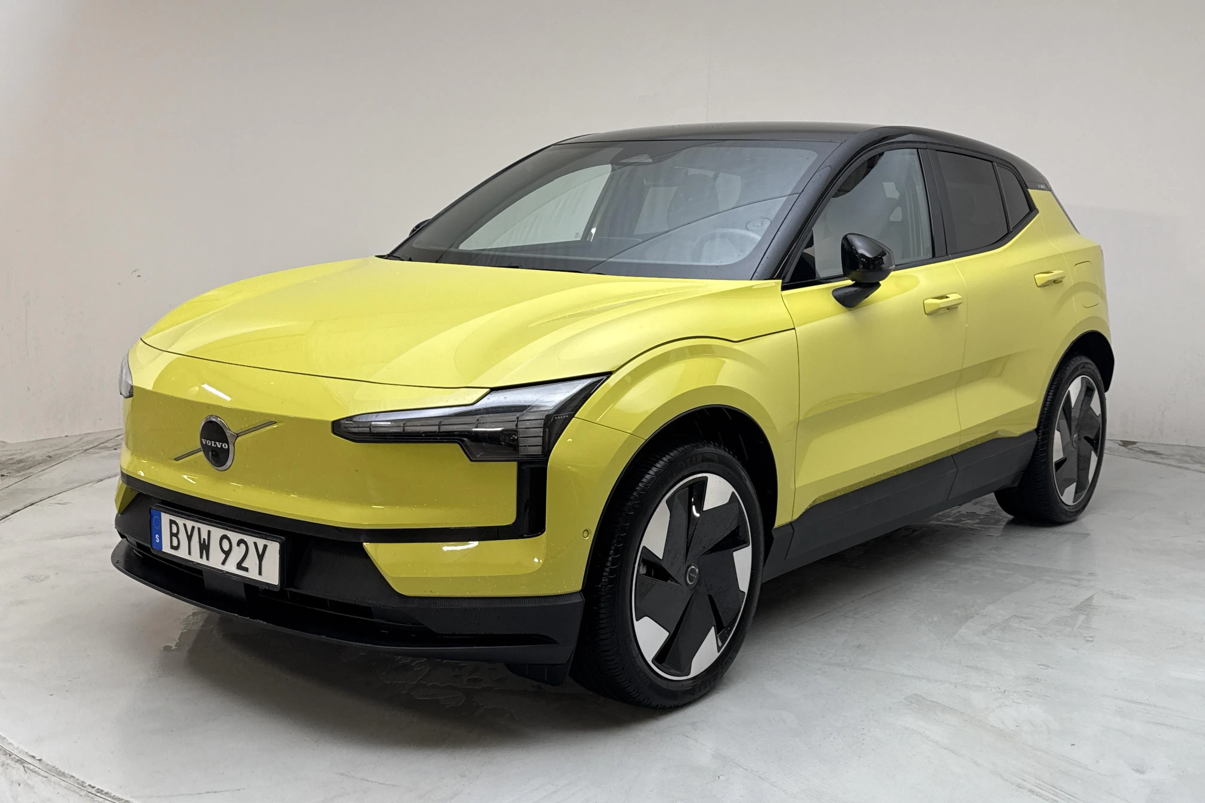 Presentation photo 1 of 17: Volvo EX30 Single Motor Extended Range (272hk) - 25 200 km - Automatic - yellow - 2024