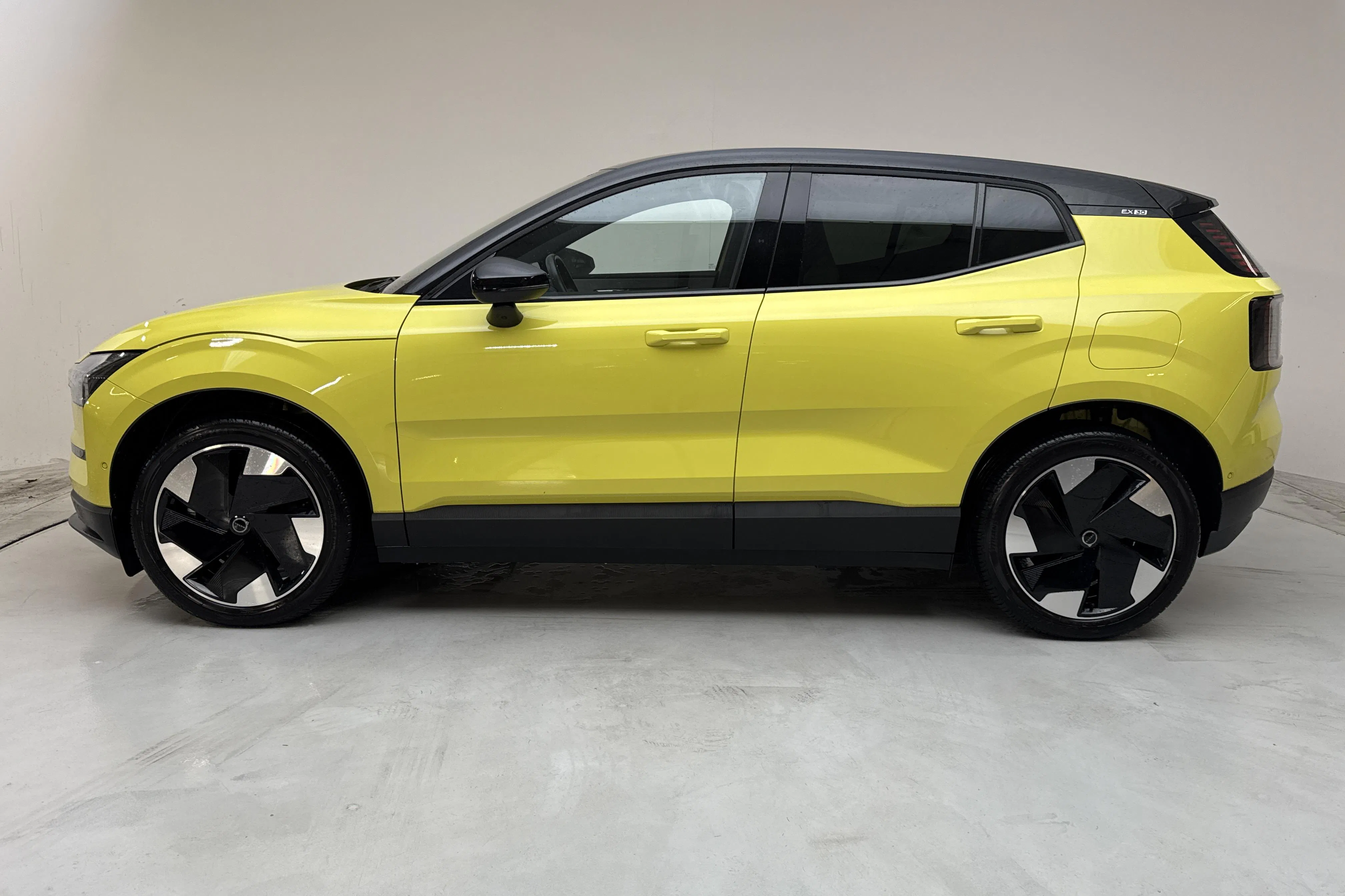 Presentation photo 2 of 17: Volvo EX30 Single Motor Extended Range (272hk) - 25 200 km - Automatic - yellow - 2024