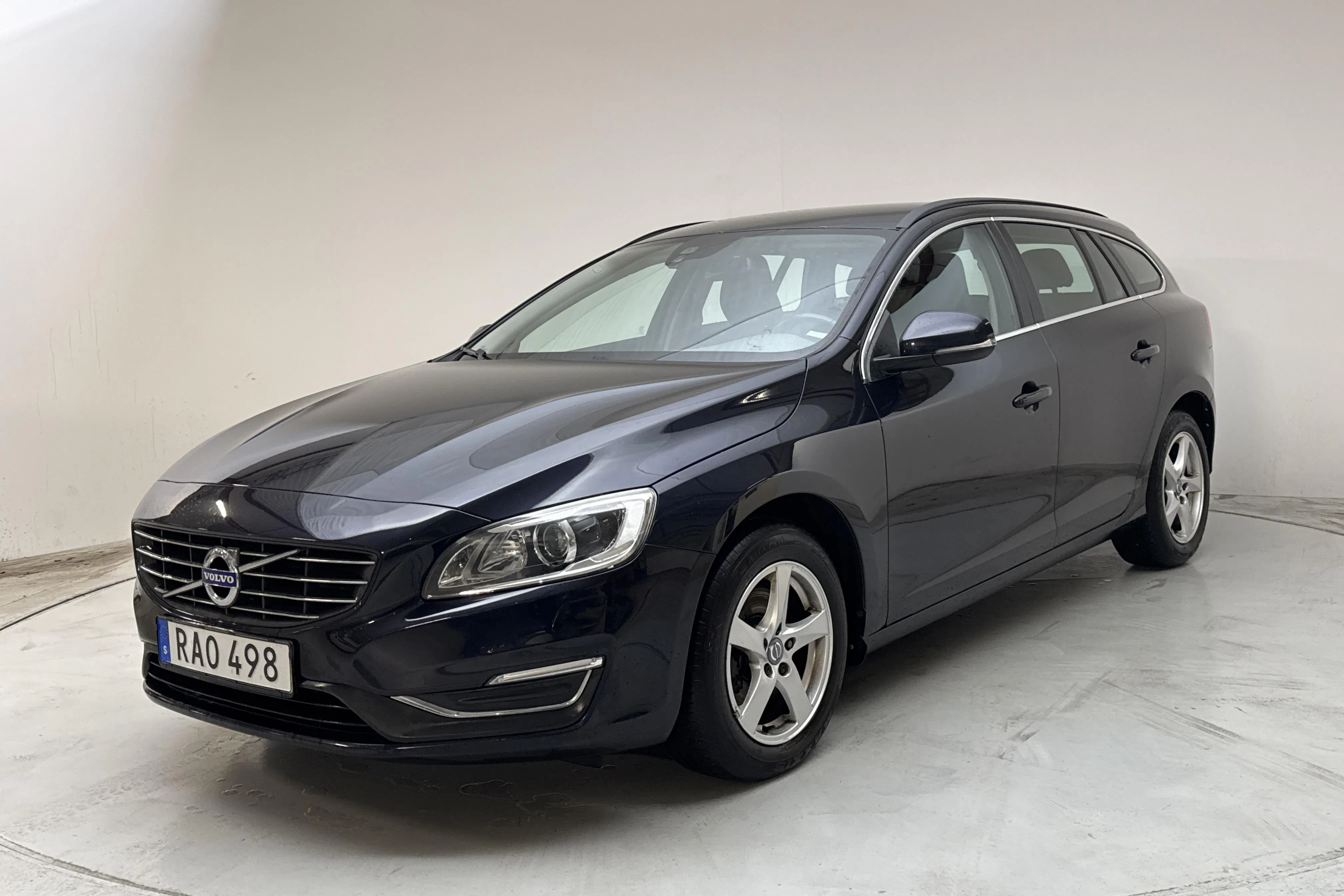 Presentation photo 1 of 14: Volvo V60 D4 (190hk) - 228 370 km - Manual - dark blue - 2016